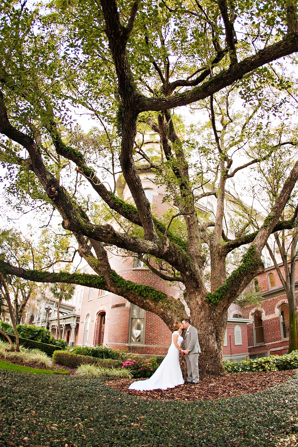 Waterfront Wedding Venue in Tampa, FL with Tampa wedding florist Apple Blossoms Floral Design & wedding photographer in Tampa Limelight Photography (21)