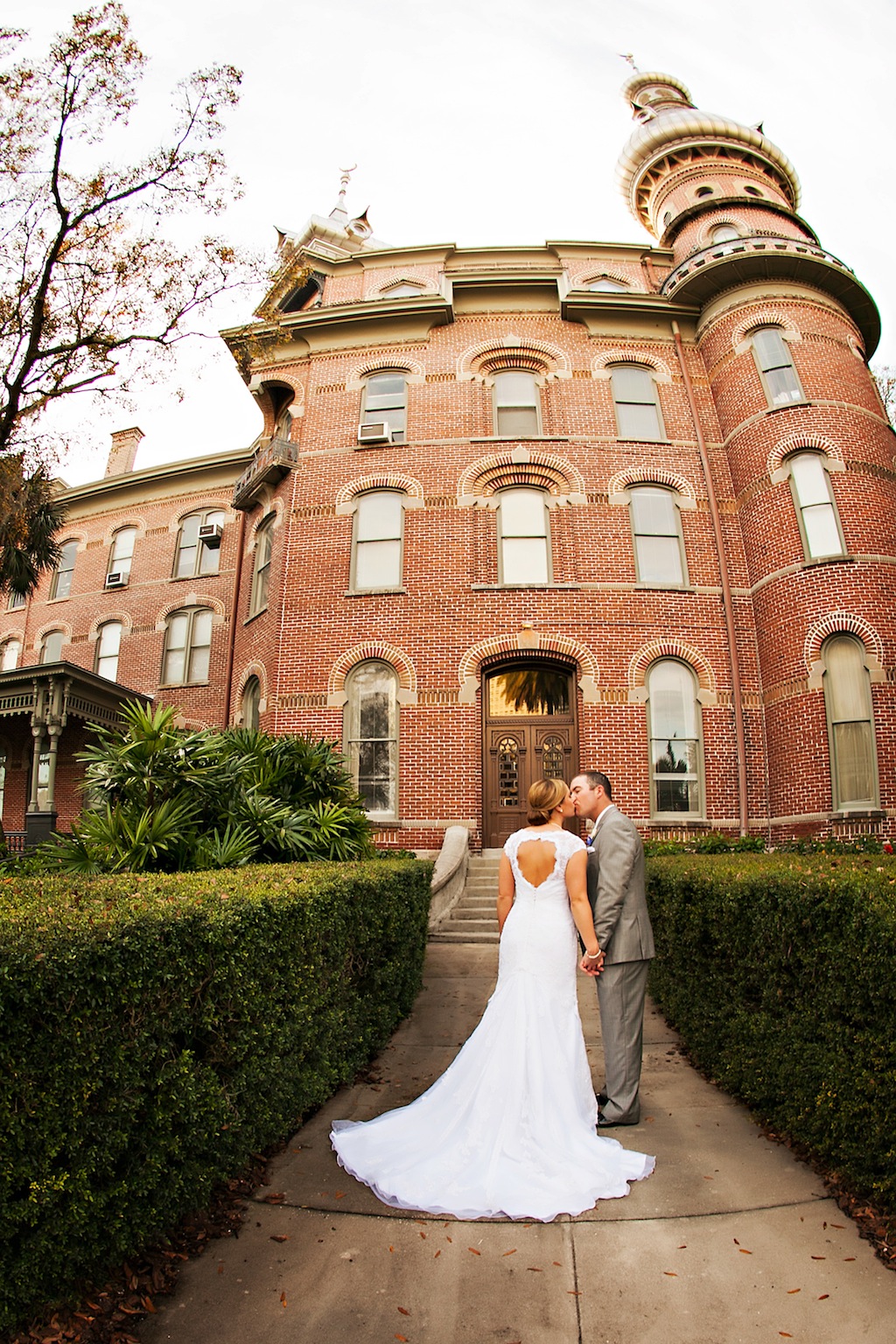 Waterfront Wedding Venue in Tampa, FL with Tampa wedding florist Apple Blossoms Floral Design & wedding photographer in Tampa Limelight Photography (23)