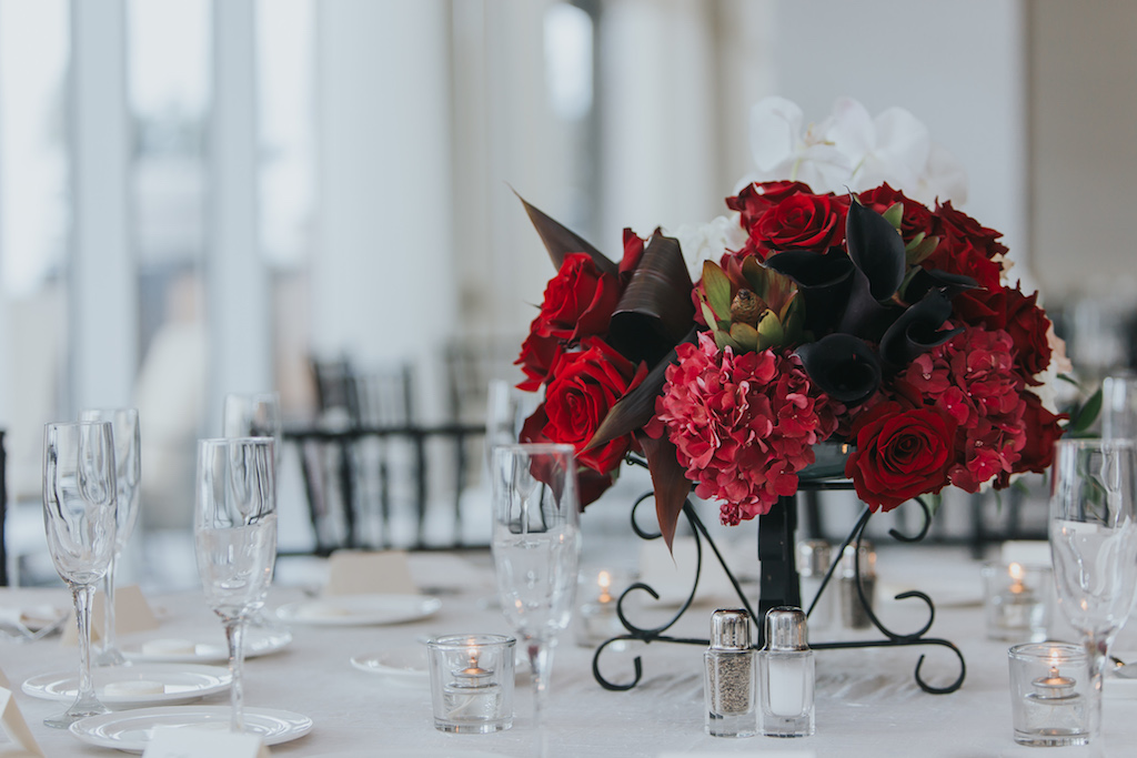 Modern Red And White Wedding Reception Round Table Decor With Red