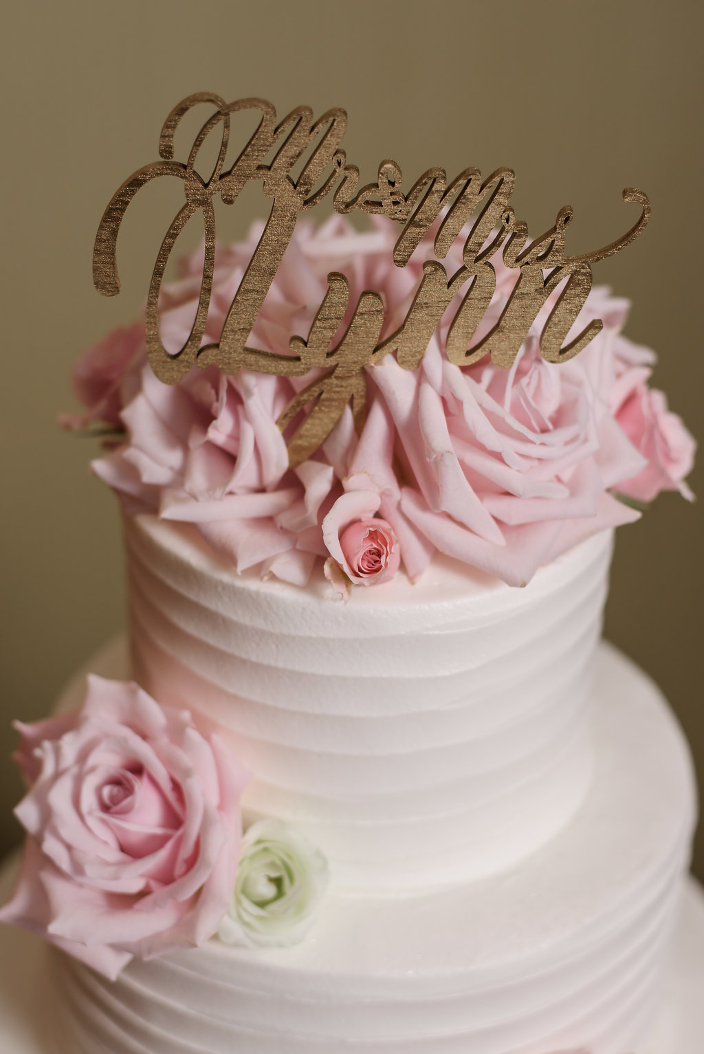 Stylish Mr and Mrs Gold Cake Topper with Blush Pink Roses on Round White Wedding Cake