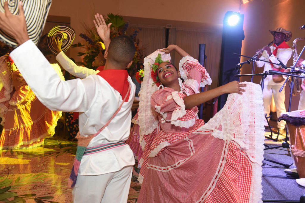 Wedding Reception at Radisson Hotel Cartagena, Colombia | Destination Wedding and Honeymoon Travel Tips | Photographer: Pedraza Producciones