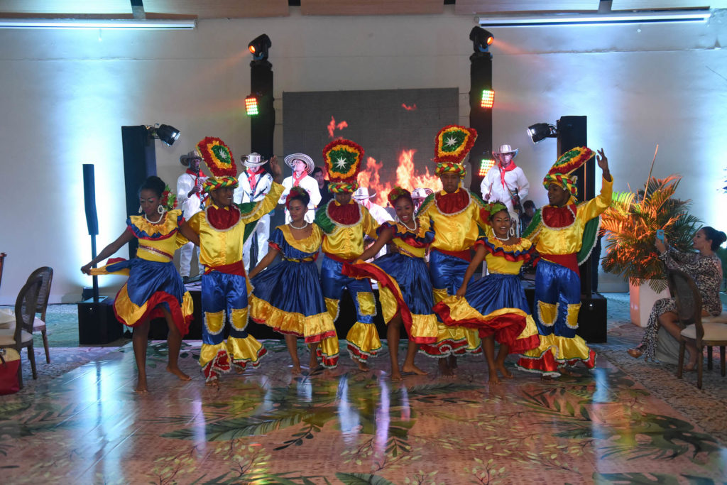 Wedding Reception at Radisson Hotel Cartagena, Colombia | Destination Wedding and Honeymoon Travel Tips | Photographer: Pedraza Producciones