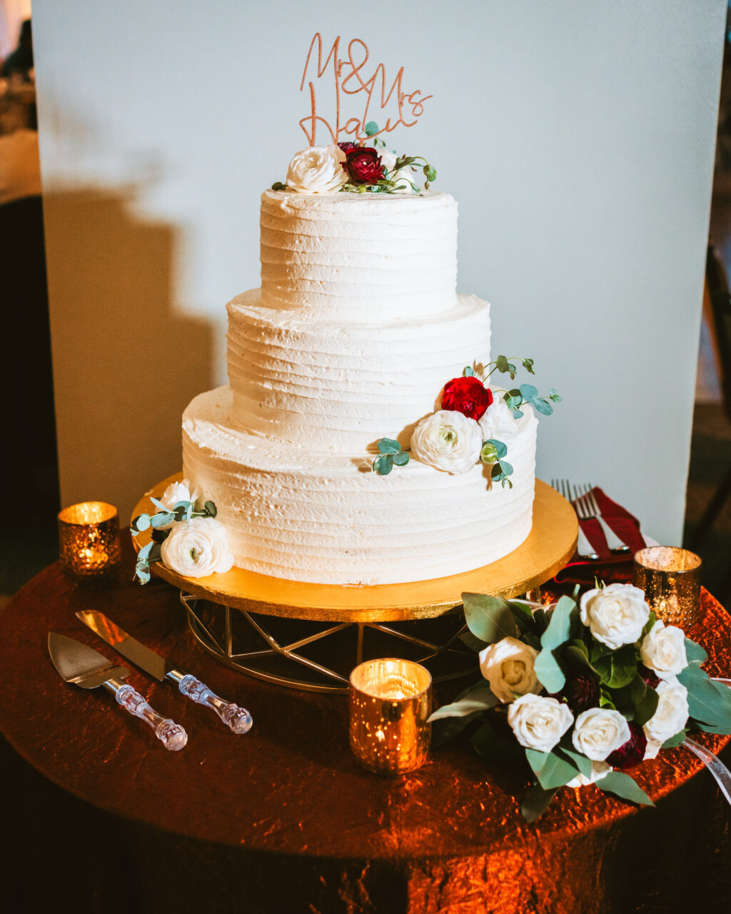 Three tier white textured wedding cake with white and red roses cake topper and gold wire personalized topper | Tampa wedding photographer Bonnie Newman Creative | Wedding planner Coastal Coordinating | Wedding florist Iza’s Flowers