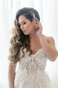 Modern Rock N Roll Bride Wearing Neutral Makeup and Floral Crystal Hair Piece | Tampa Bay Wedding Photographer Amanda Zabrocki Photography