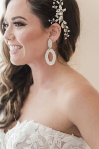 Modern Rock N Roll Bride Wearing Neutral Makeup and Floral Crystal Hair Piece | Tampa Bay Wedding Photographer Amanda Zabrocki Photography