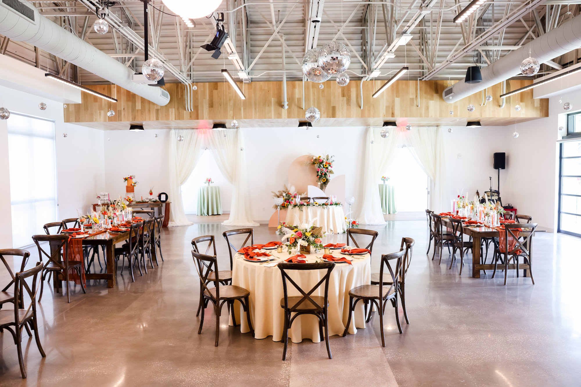 Indoor Brewers Hall Wedding Reception | Tampa Bay Wedding Venue Florida Avenue Brewing Company | Planner Breezin' Weddings