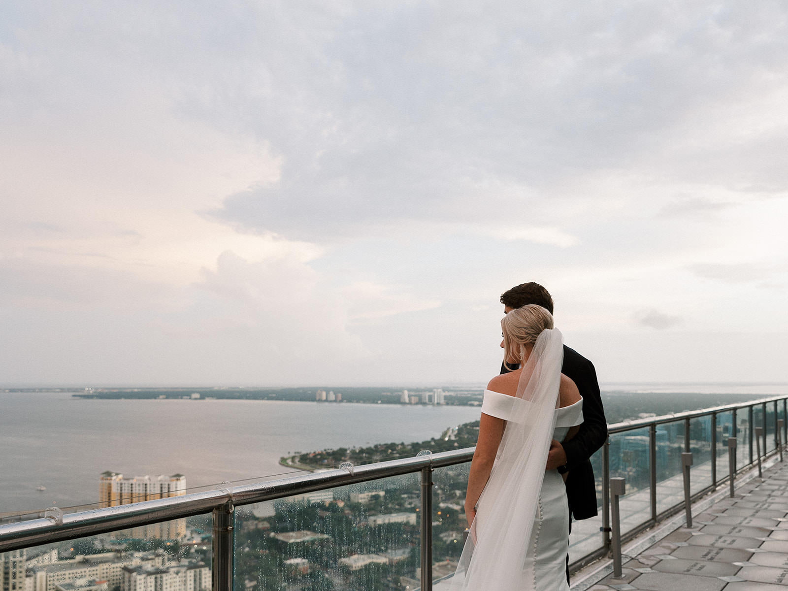 Romantic Rooftop Kiss Wedding Portrait | Downtown Venue The Tampa Club | Planner Perfecting the Plan