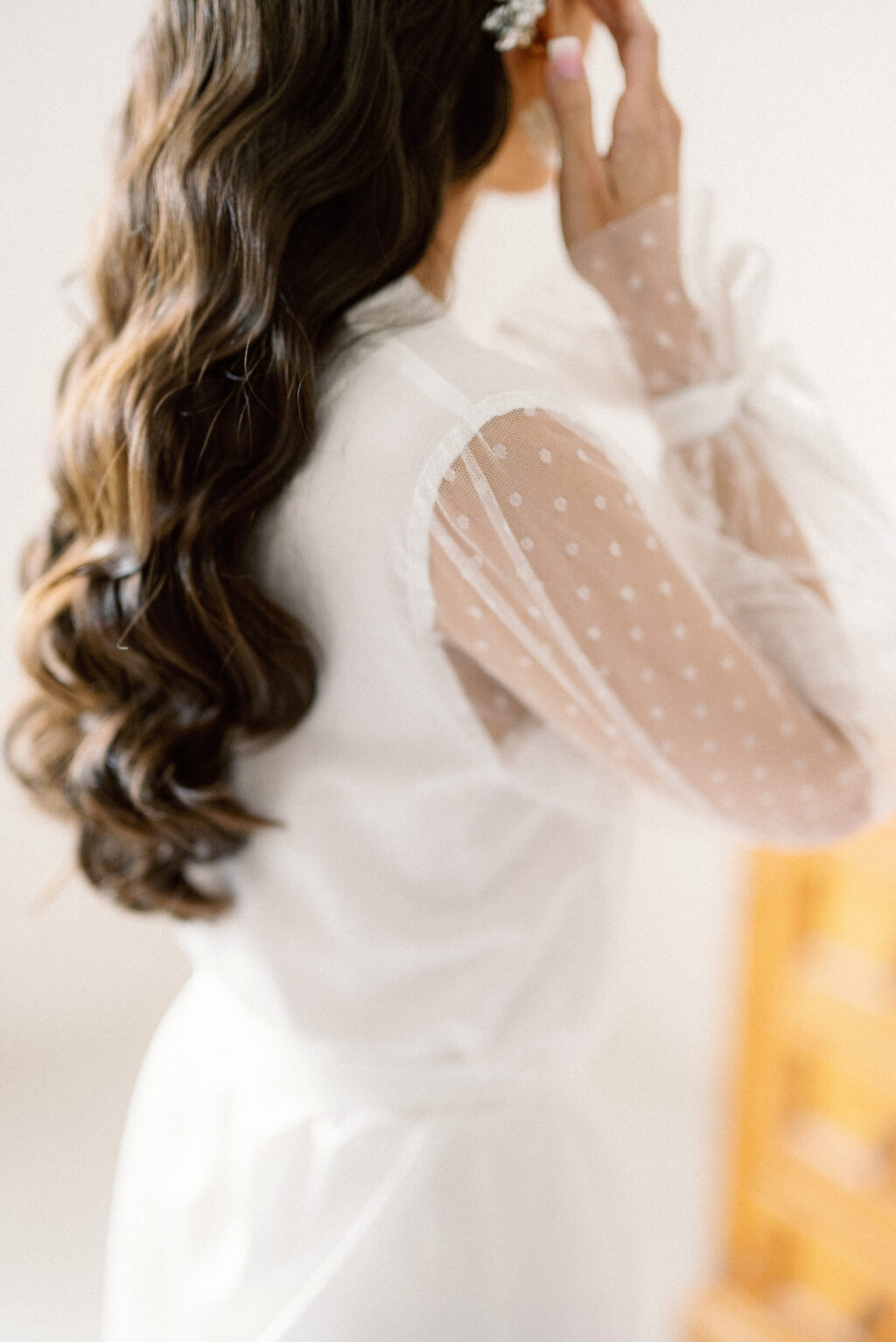 White Swiss Dot Wedding Robe Inspiration | Bride and Bridesmaids Getting Ready