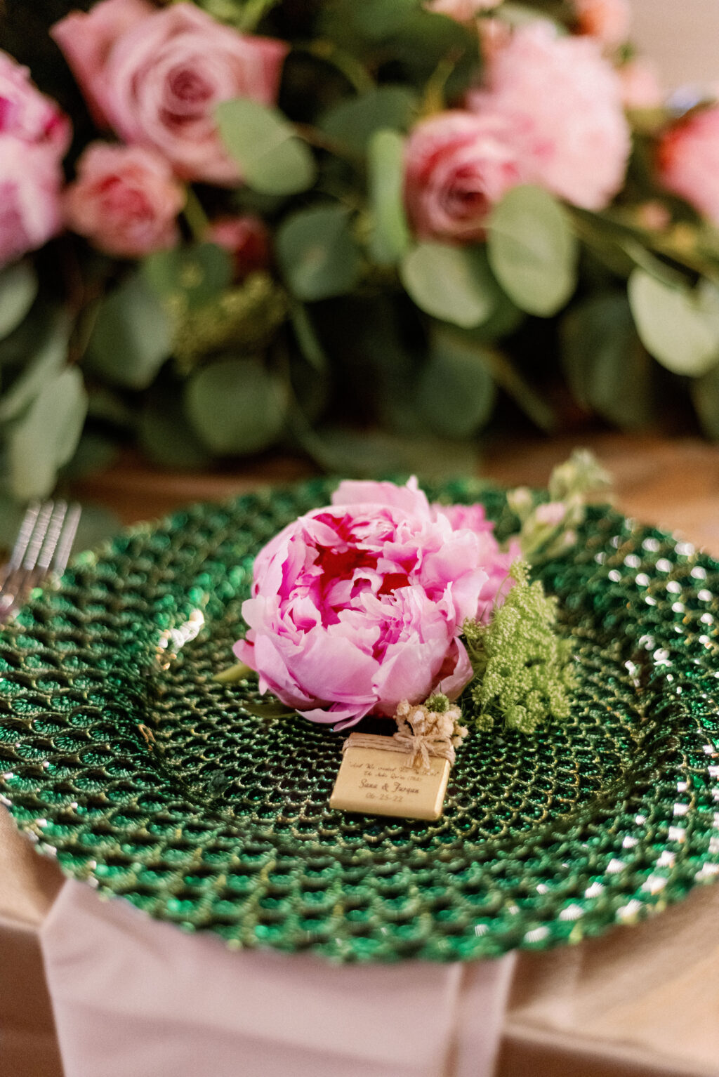 Emerald Green Pineapple Textured Chargers with Pink Garden Rose | Indian Wedding Reception Table Decor Inspiration