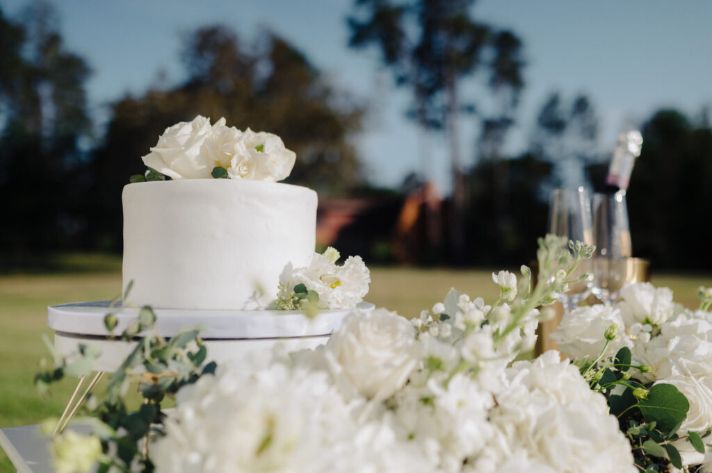Round Single-Tiered Wedding cake with White Rose Accents