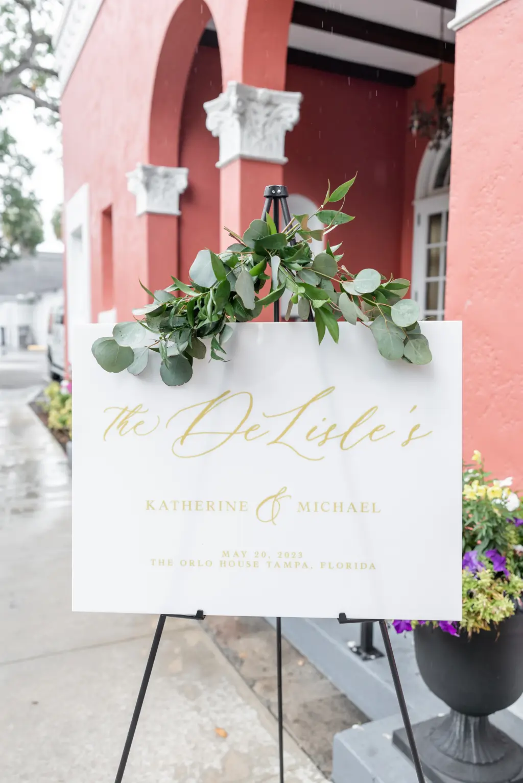 White and Gold Welcome Wedding Ceremony Sign Ideas