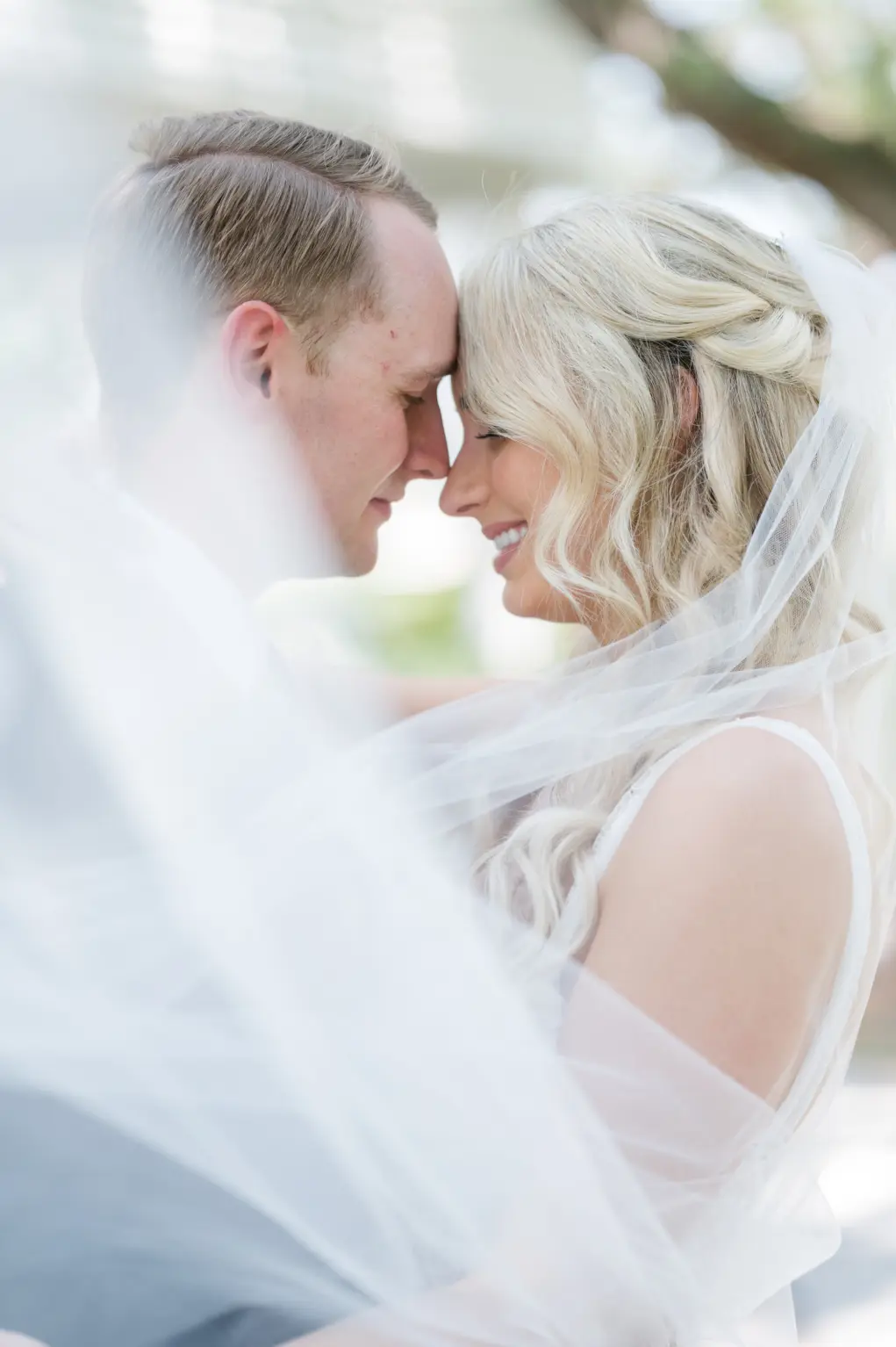 Bride and Groom Veil Wedding Portrait | Tampa Planner EventFull Weddings | Photographer Amanda Zabrocki Photography