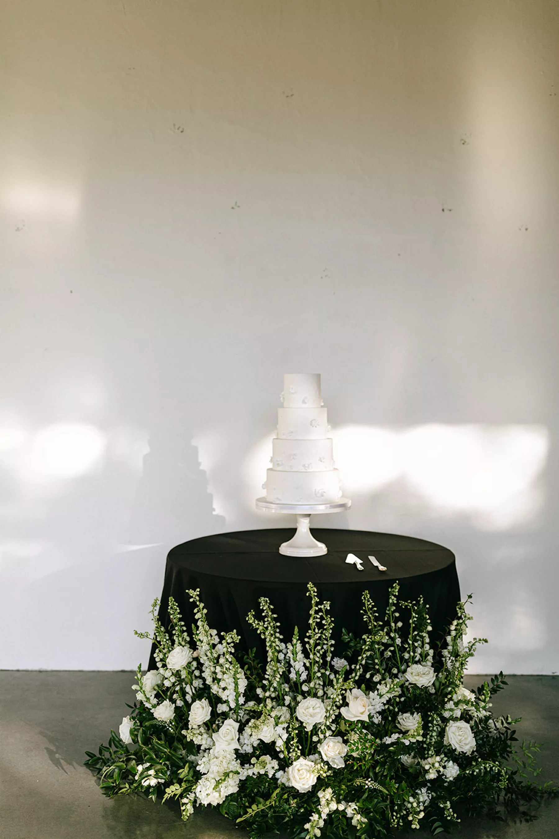 White Four-Tiered Round Textured Wedding Cake Table Ideas | White Roses, Hydrangeas, Chrysanthemums, Snapdragons and Greenery Floral Arrangement | Tampa Bay Florist Bloom Shakalaka