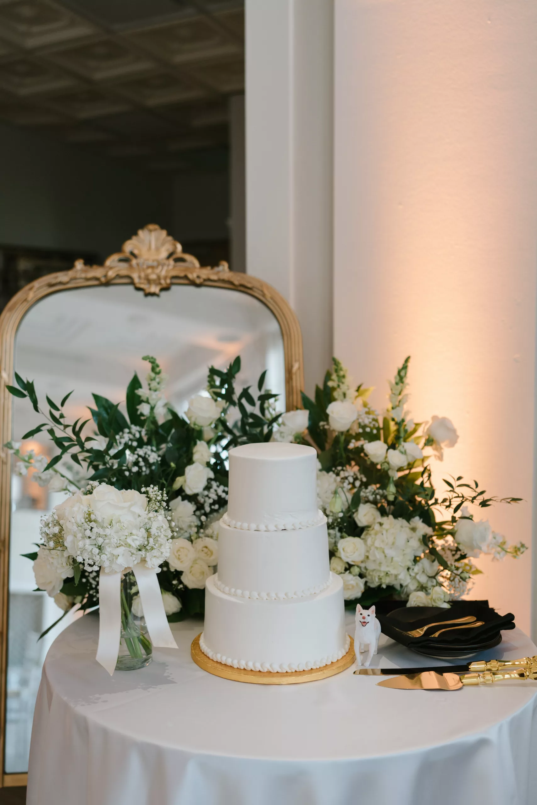 Classic White Three-Tiered Round Wedding Cake Table Display Ideas