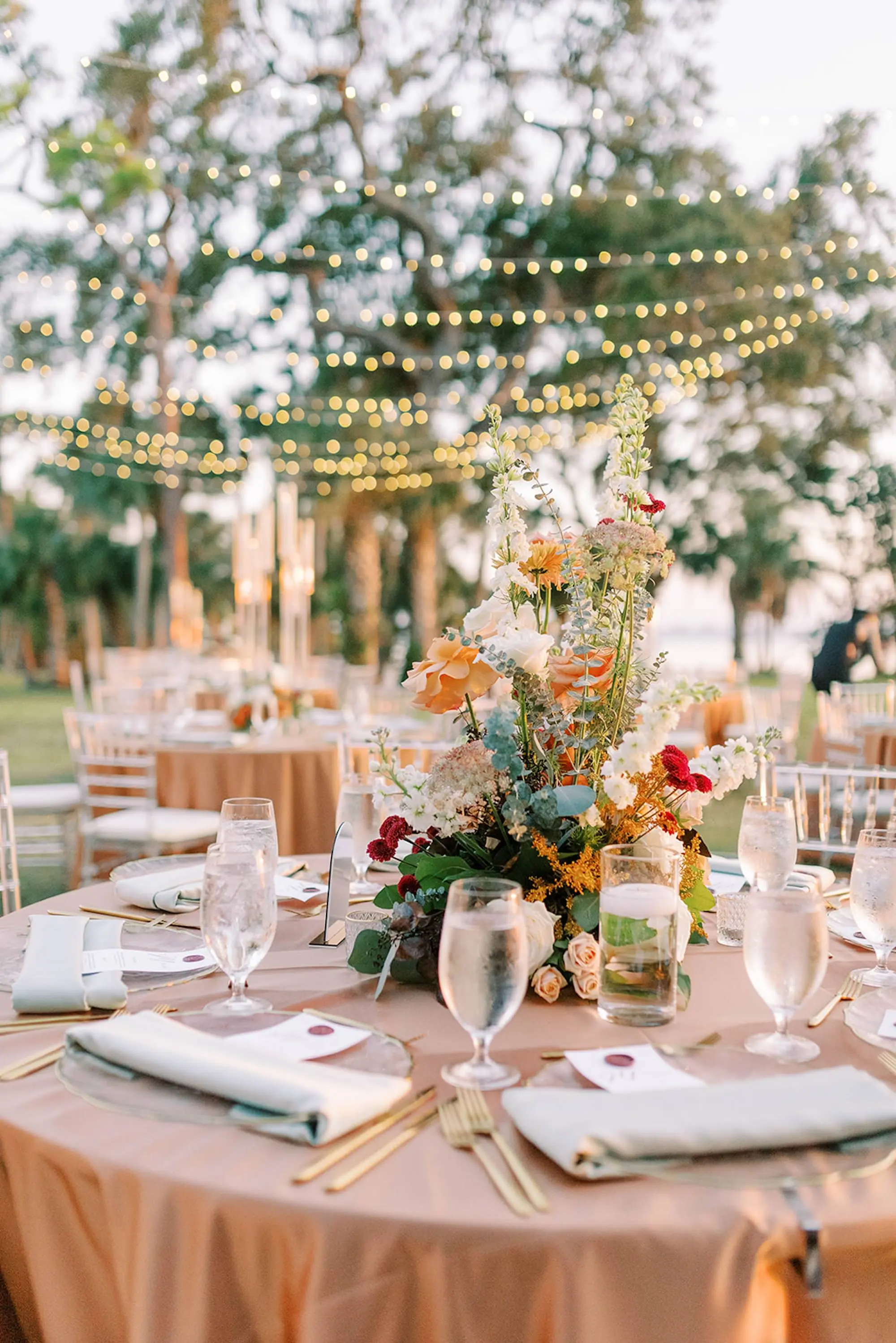 29Romantin Neutral Outdoor Fall Wedding Ideas jpg