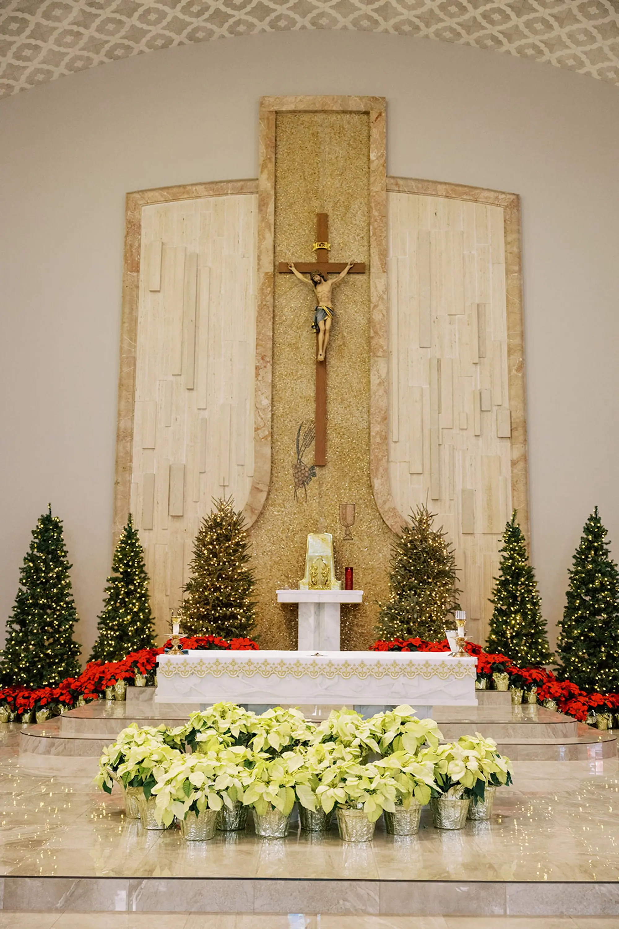 18Luxurious Ivory and Gold Wedding Decor - Luxurious, Ivory and Gold St. Pete Beach Wedding | The Don CeSar St Pete Wedding Venue St. John Vianney Catholic Church
