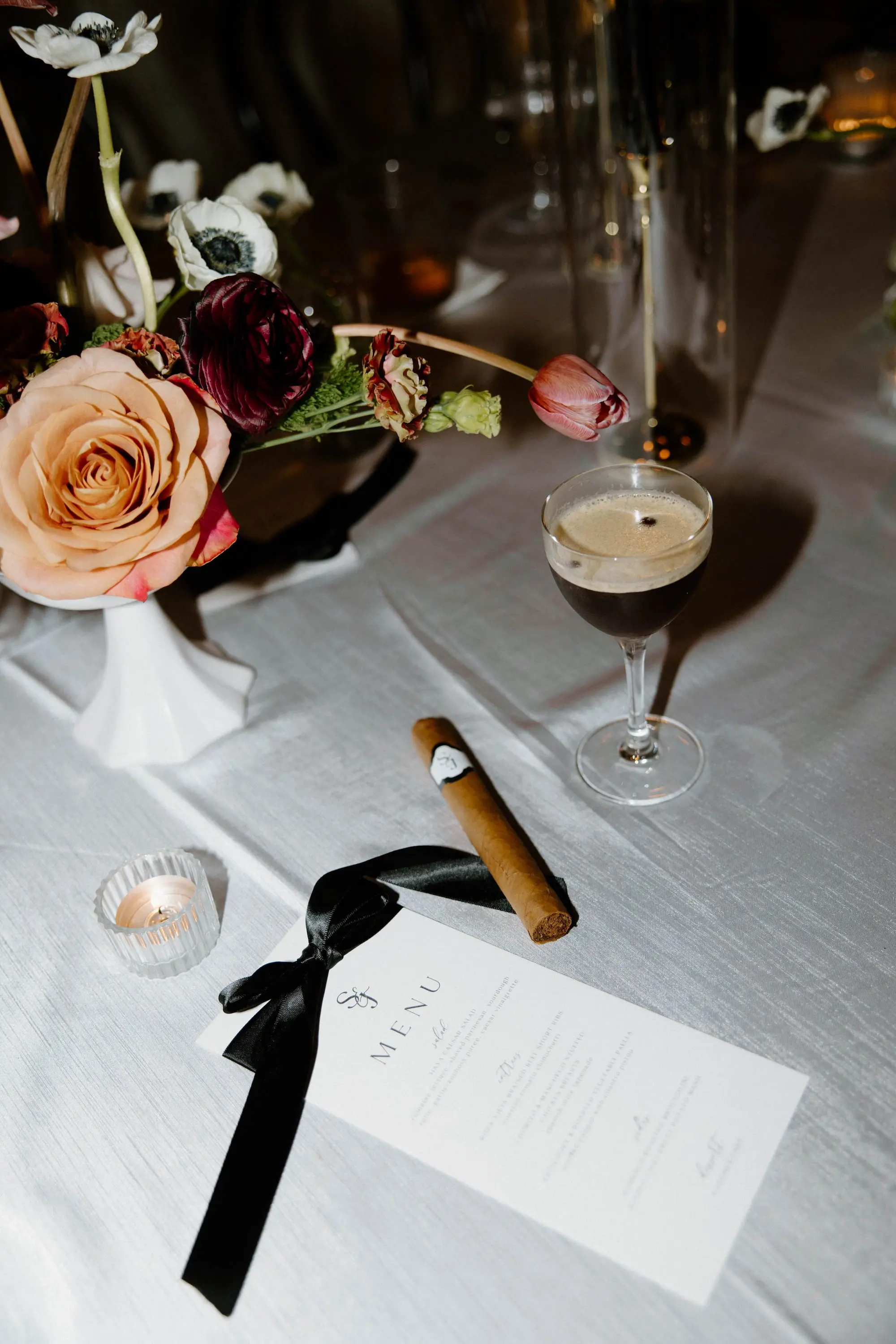 Timeless Modern Black and White Wedding Reception Decor Ideas