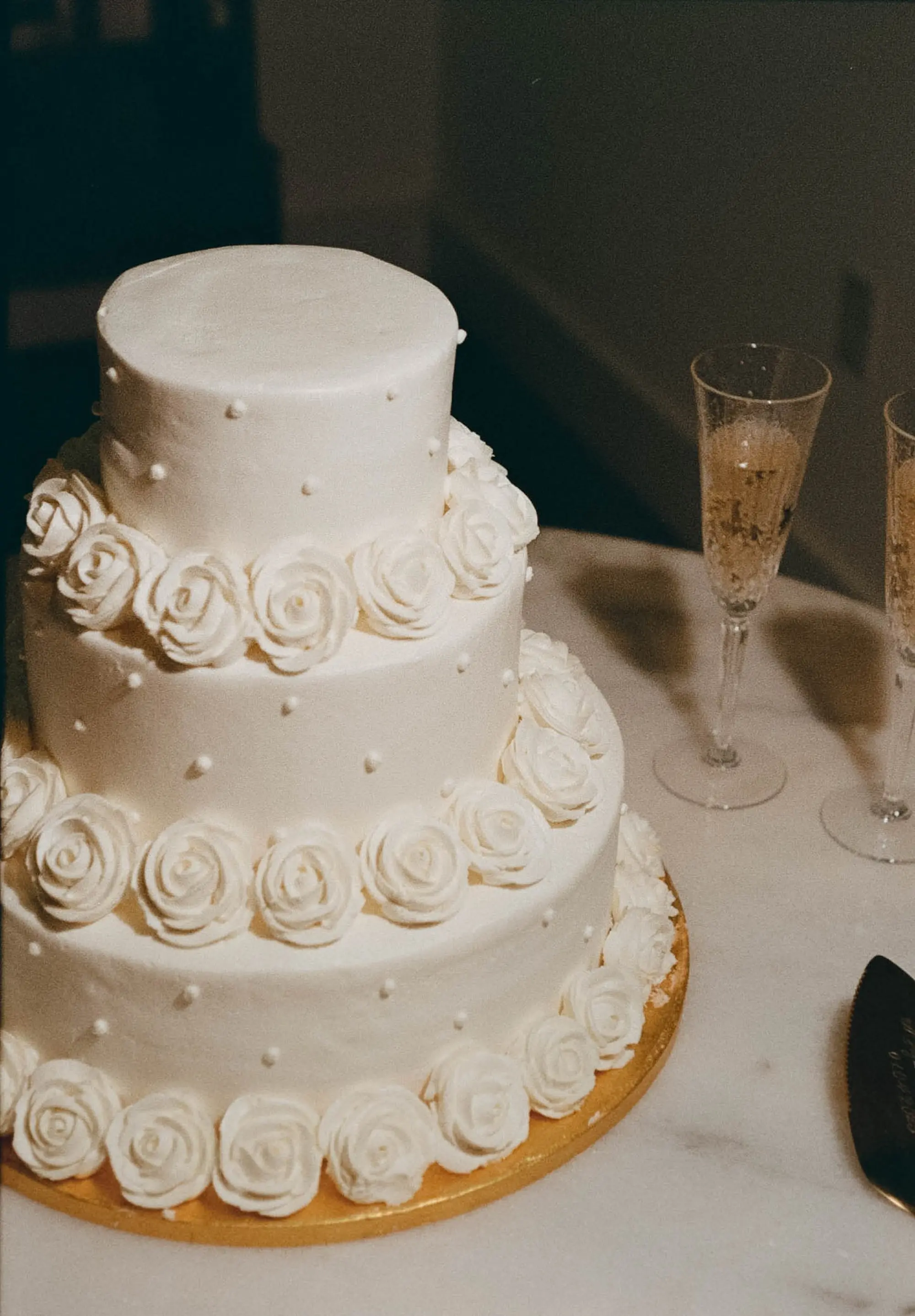Round Three-Tiered Wedding Cake Ideas