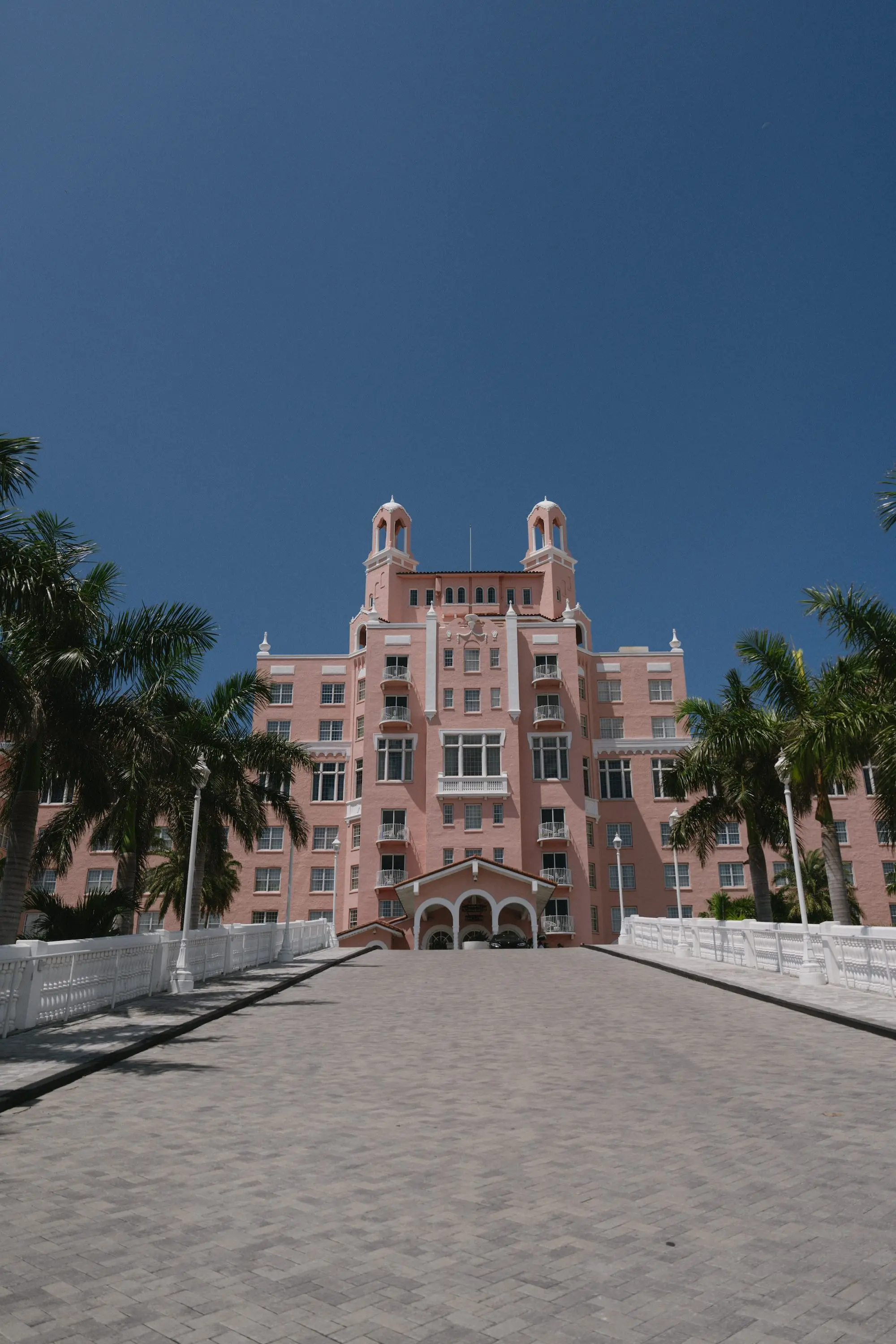 Historic Pink Palace St Pete Beach Wedding Venue Don CeSar | Beachfront Wedding Venue Inspiration | Destination Beach Hotel Ideas | Photographer Amber Yonker Photography