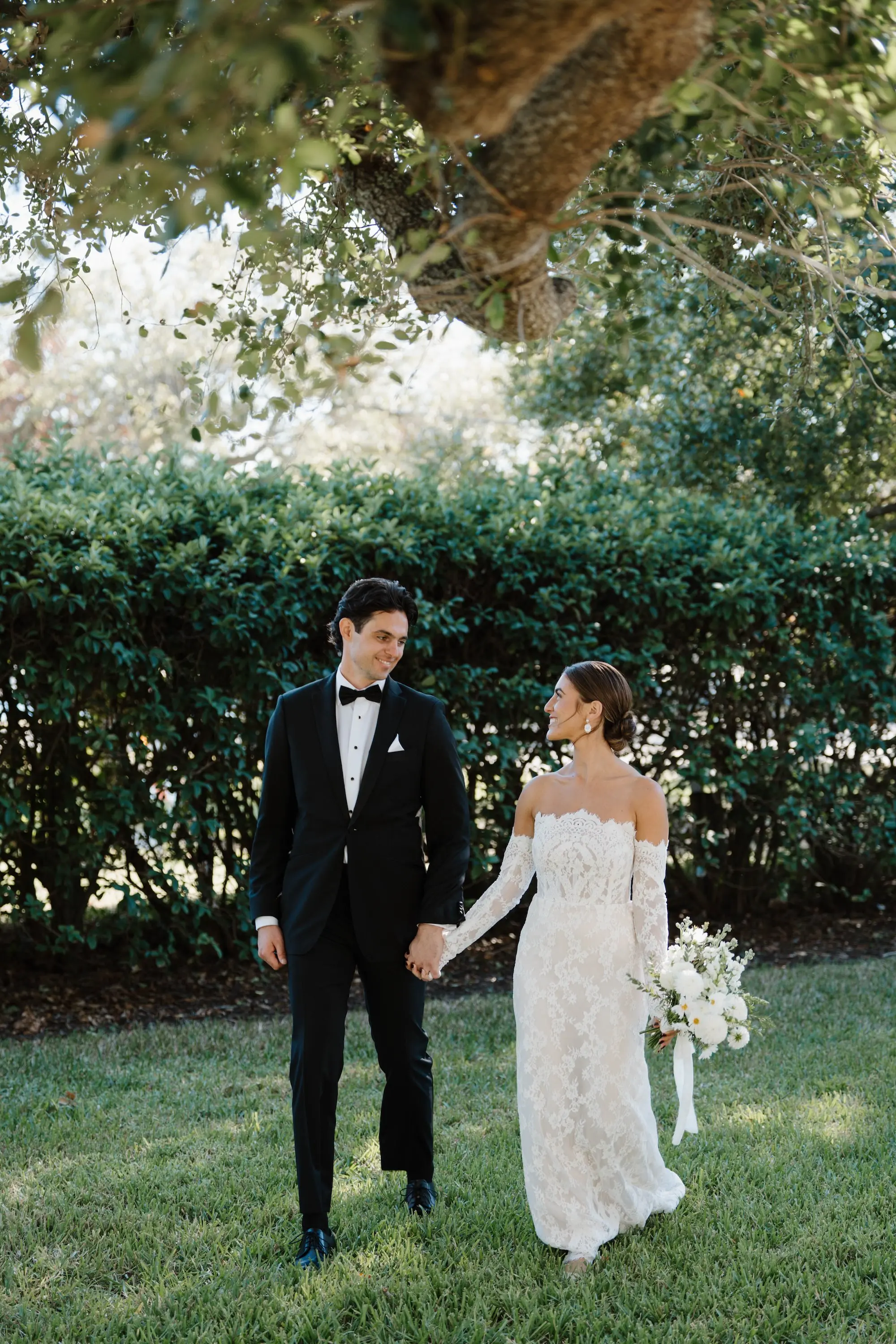 29Elegant Green and White Outdoor Garden Party Wedding Inspiration