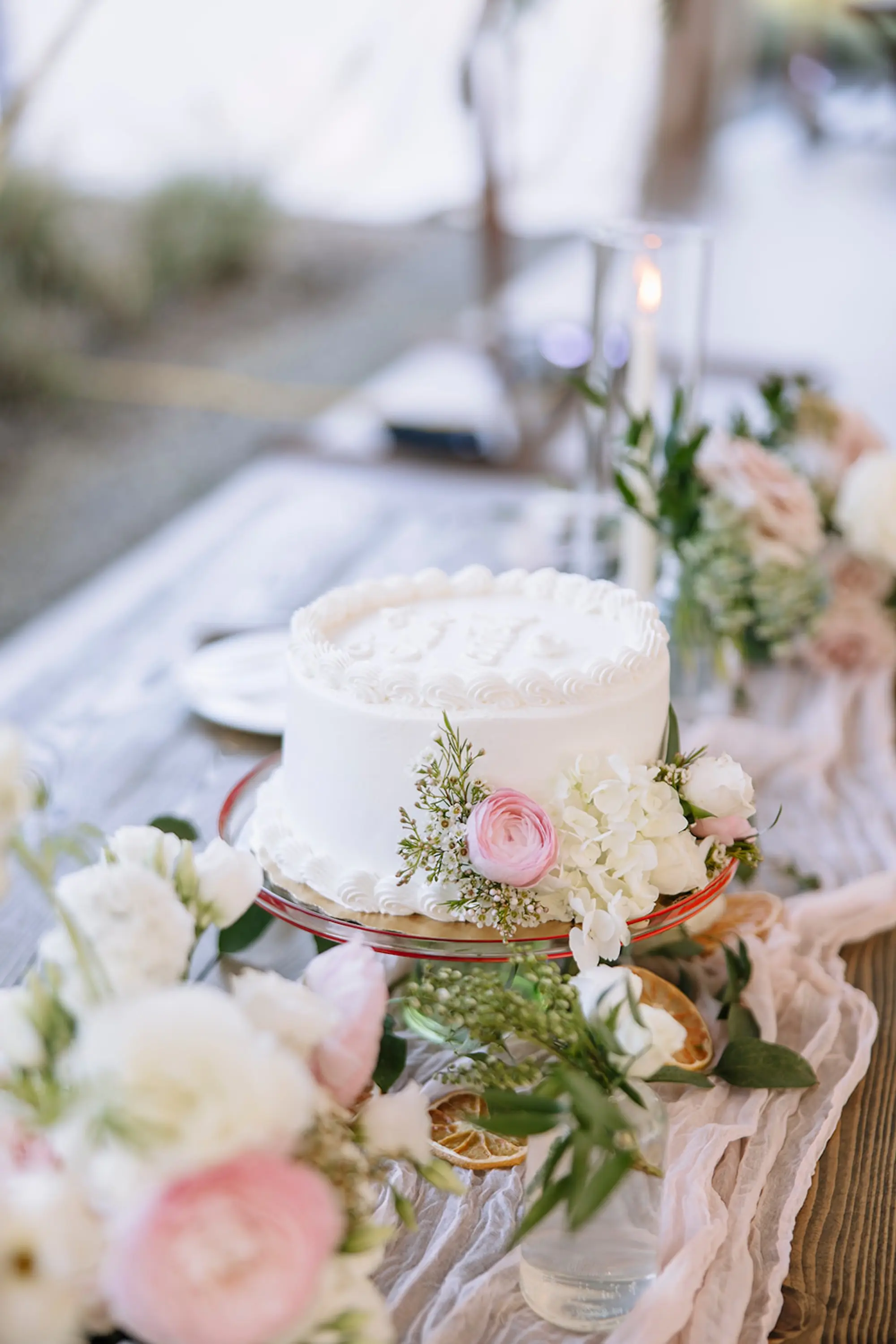Modern Boho Single-Tiered White Round Wedding Cake Ideas | White and Light Pink Blush Flower Arrangement Wedding Reception Decor Inspiration
