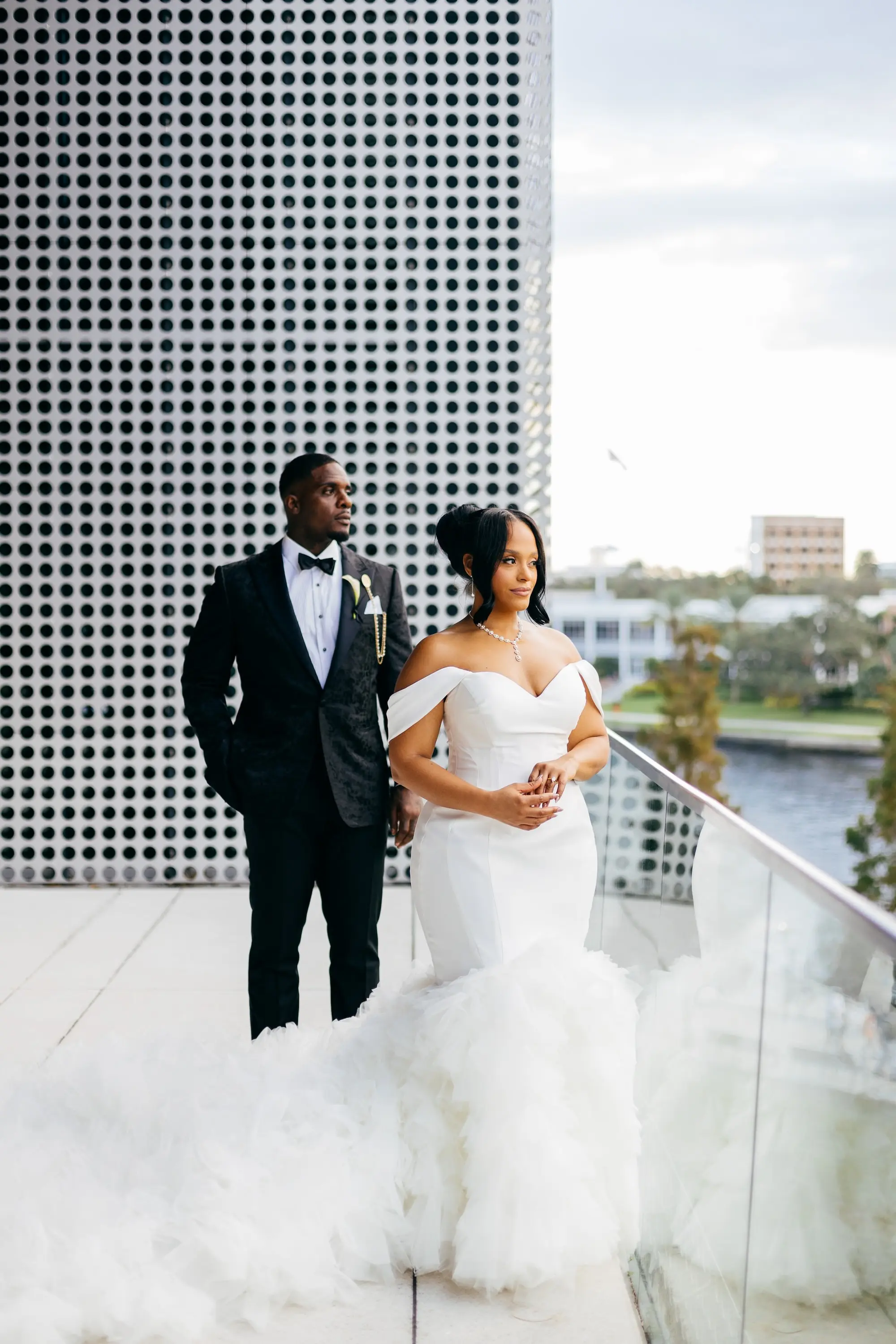 Bride and Groom Balcony Wedding Portrait | Elegant Black Tie Night Wedding Inspiration | Wedding Venue Tampa Museum of Art
