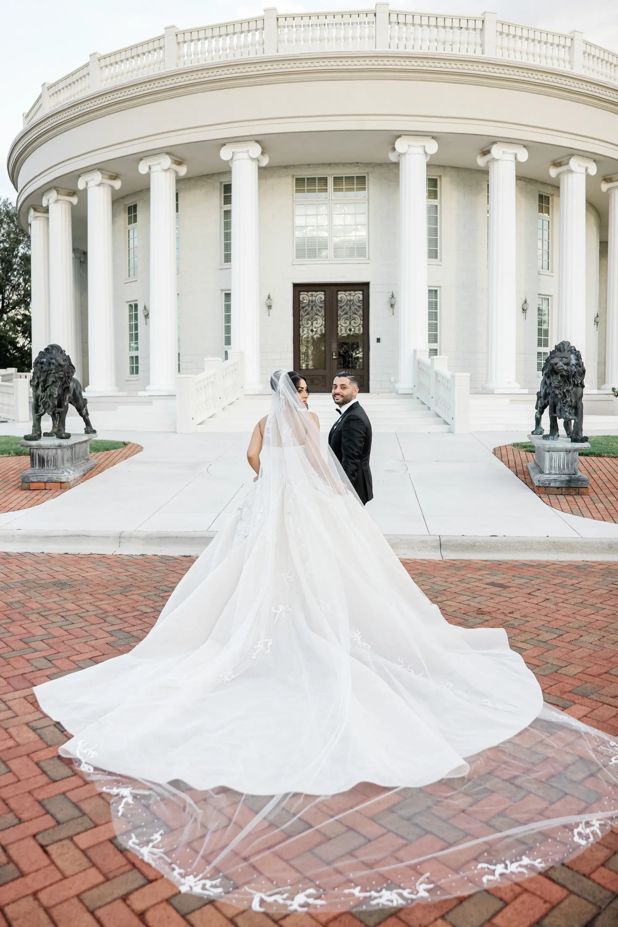 25Luxurious Cream White and Gold Ballroom Wedding Inspiration Whitehurst Gallery Venue - Tampa Bay Venues Offering Intimate Wedding Elopement Packages Bride and Groom Wedding Portrait | Tampa Bay Event Venue Whitehurst Gallery | Photographer Lifelong Photography Studio