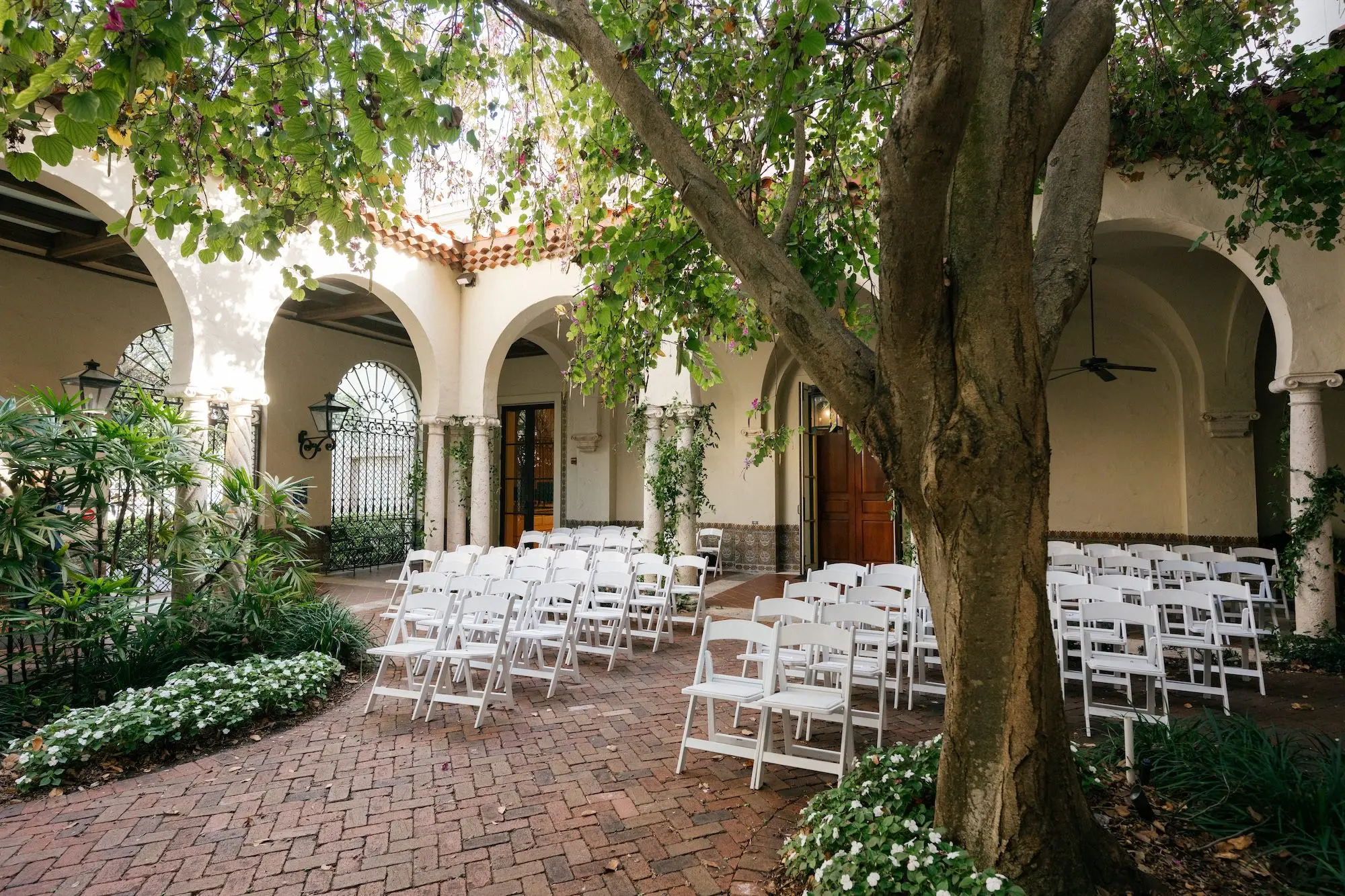 Emerald Green and Pink Tropical Wedding Ceremony Decor Ideas | St Pete Event Venue Musuem of Fine Art