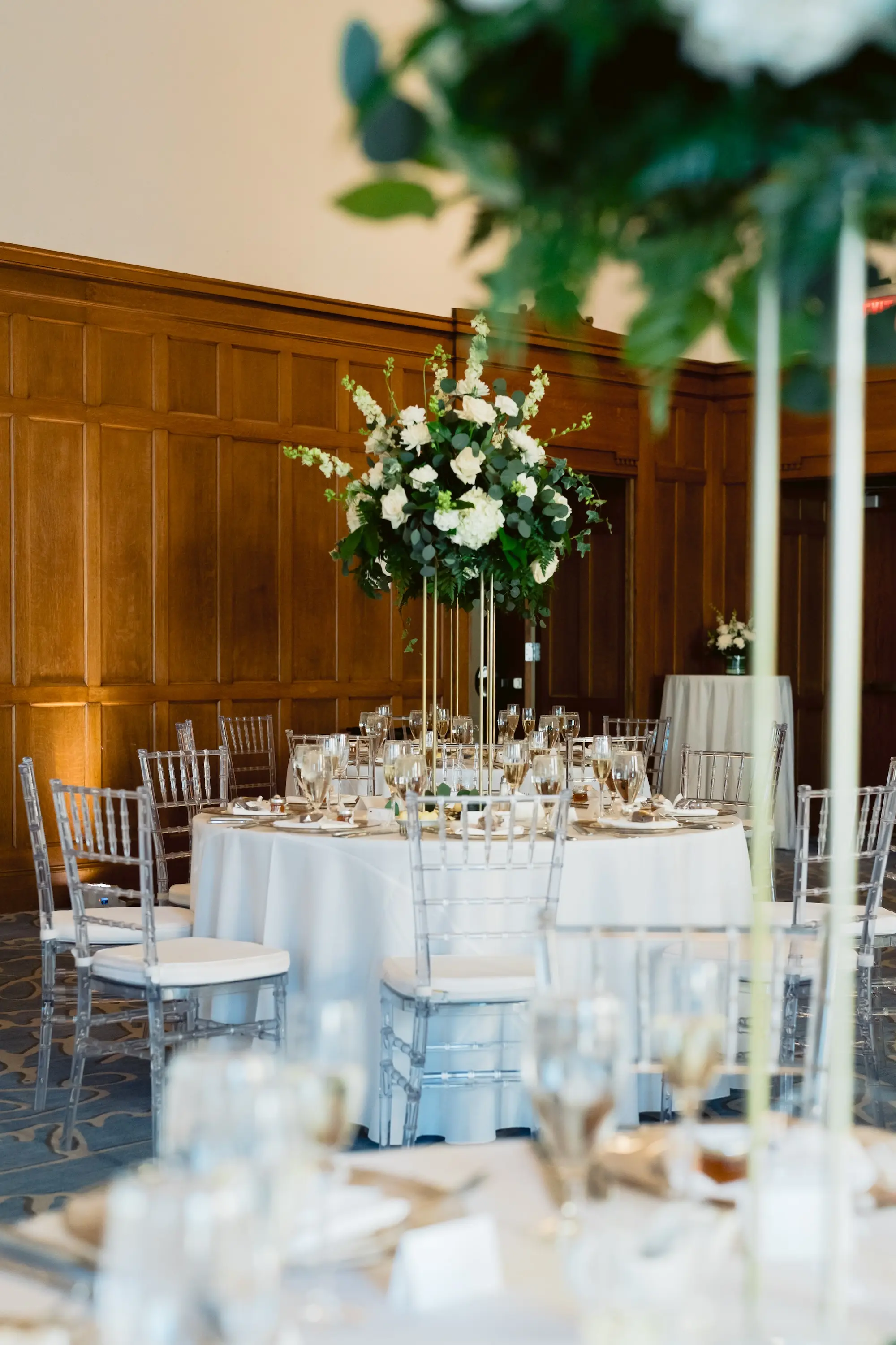 25Classic White Wedding Decor Ideas - Classic, White Downtown Tampa Wedding | Le Méridien Classic White Wedding Centerpiece Decor Inspiration | White Flowers and Greenery