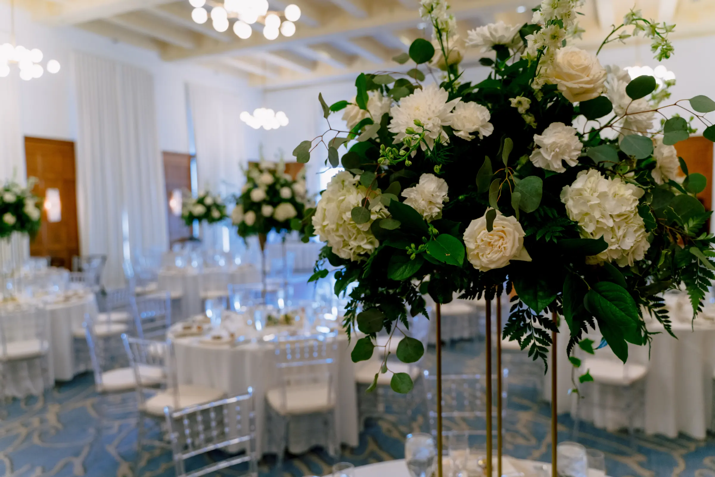 27Classic White Wedding Decor Ideas - Classic, White Downtown Tampa Wedding | Le Méridien Classic White Wedding Centerpiece Decor Inspiration | White Flowers and Greenery