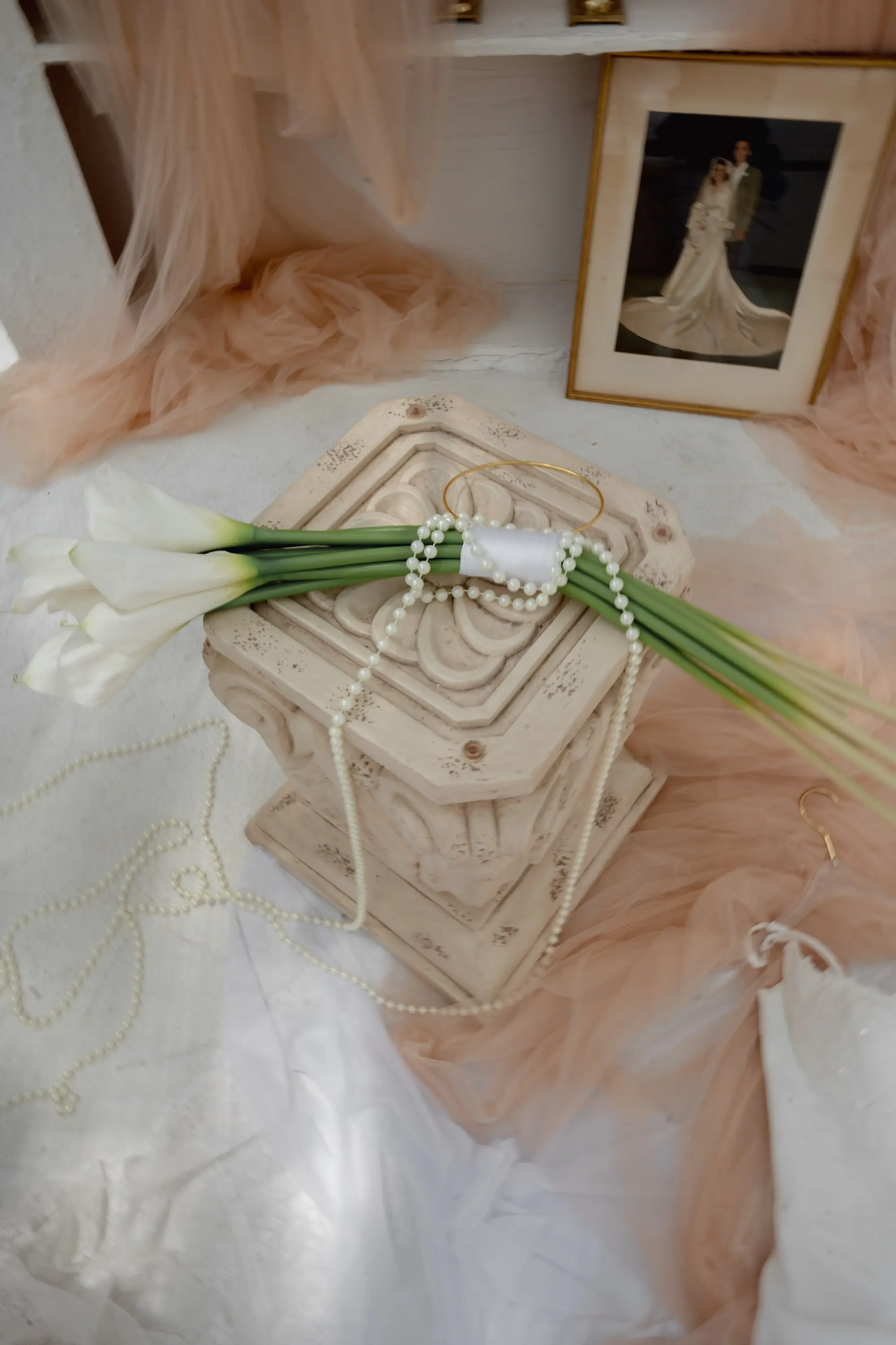 Cala Lily Purse Bridal Bouquet with Pearls | Moody Elegant Wedding Inspiration