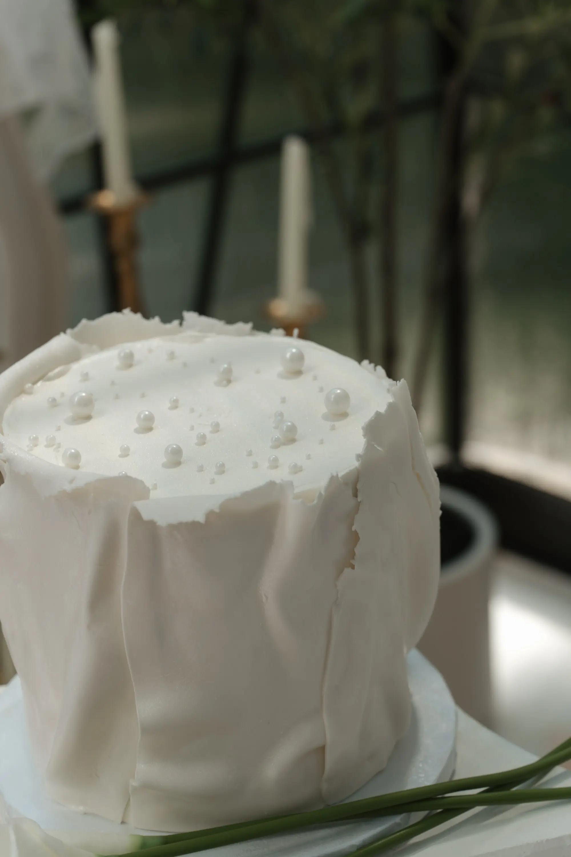 Modern Vintage Wedding Cake Ideas with Pearls | Moody Elegant Wedding Inspiration