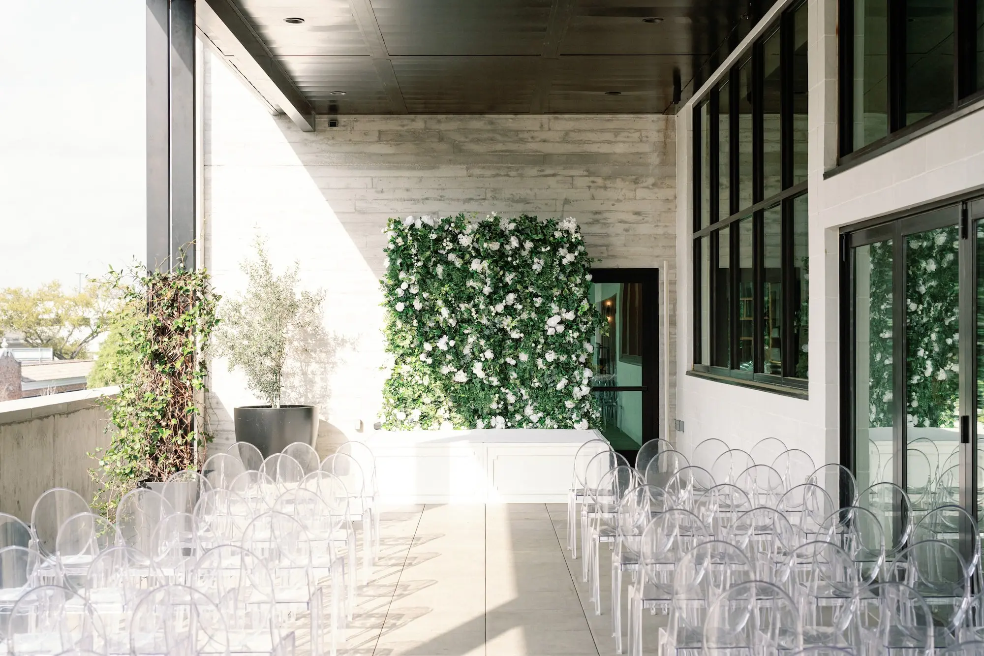 19Modern Classic Black and White Wedding Inspiration Tampa Venue Hyde House - Modern, Black and White Tampa Wedding | Hyde House Public Studio Modern Classic Black and White Wedding Ceremony Decor Ideas | Tampa Bay Event Venue Hyde House Public Studio