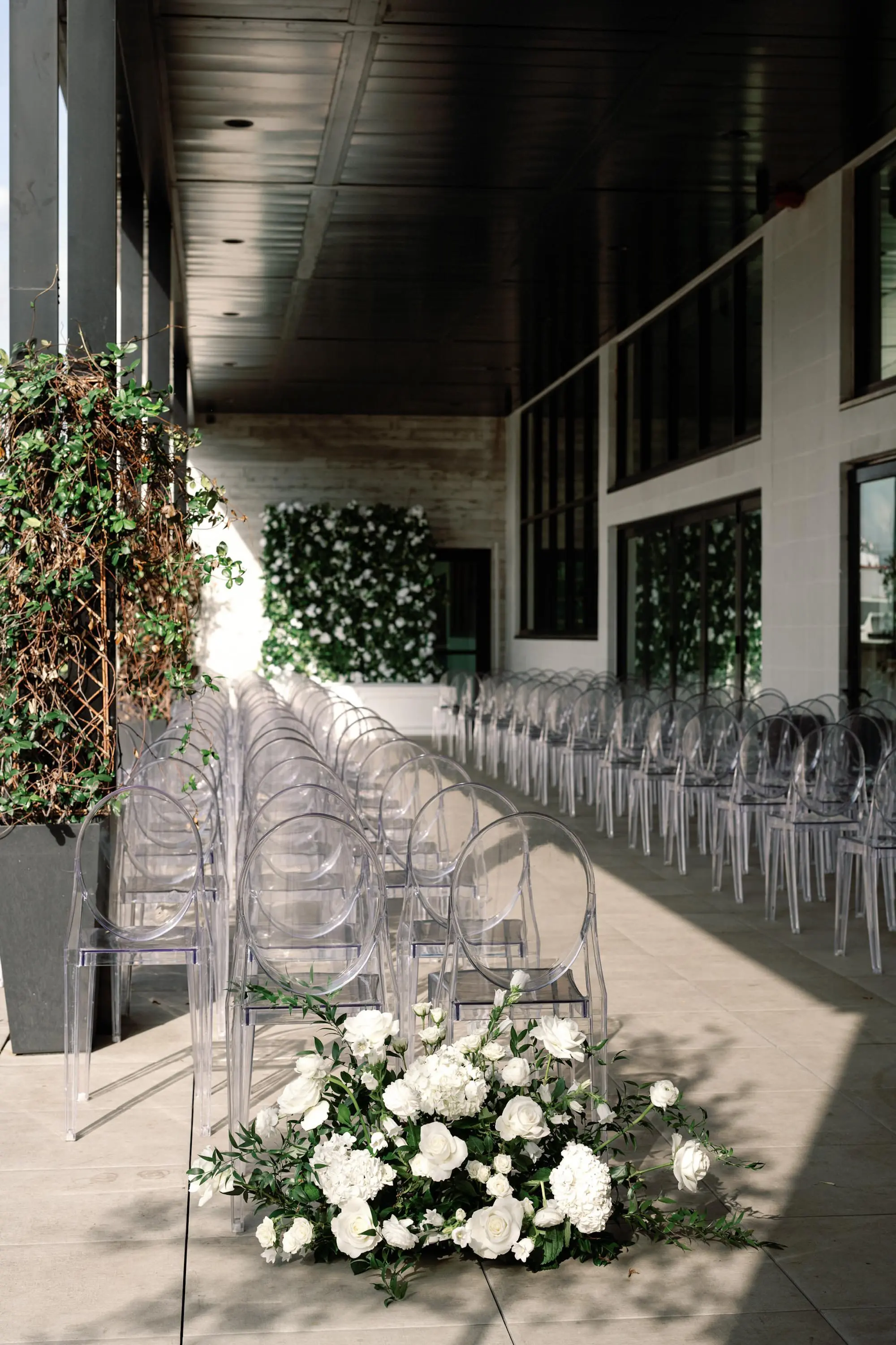 20Modern Classic Black and White Wedding Inspiration Tampa Venue Hyde House - Modern, Black and White Tampa Wedding | Hyde House Public Studio Modern Classic Black and White Wedding Ceremony Decor Ideas | Tampa Bay Event Venue Hyde House Public Studio