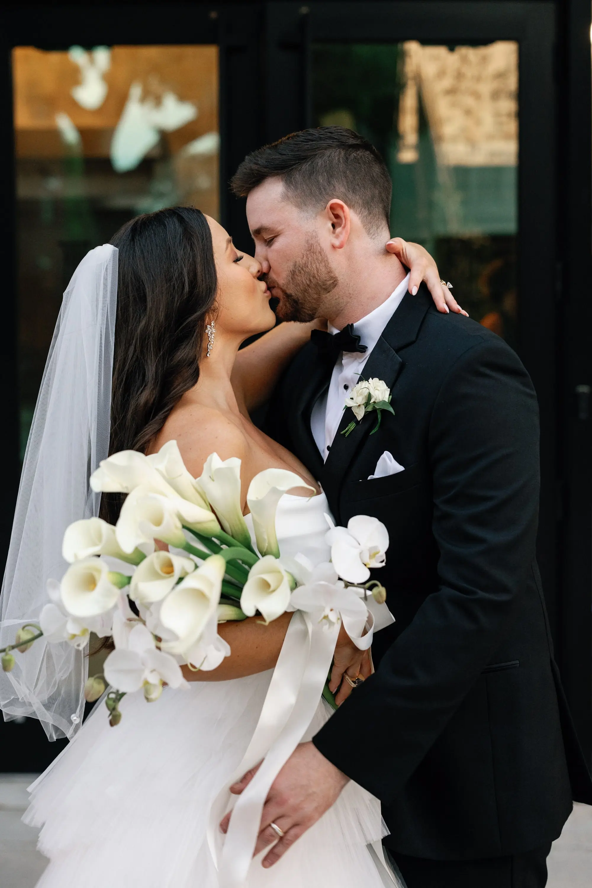 30Modern Classic Black and White Wedding Inspiration - Modern, Black and White Tampa Wedding | Hyde House Public Studio Bride and Groom Wedding Portrait | Tampa Bay Photographer Dewitt For Love Photography
