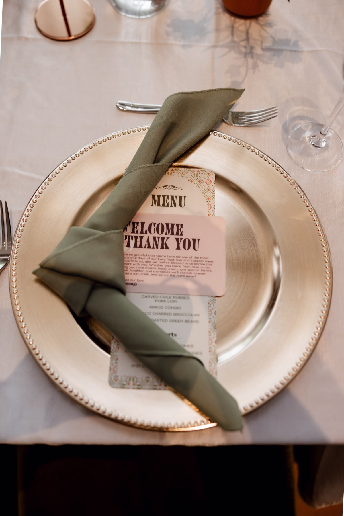 Rich Fall Modern Wedding Reception Table Setting Inspiration | Gold Chargers with Sage Green Linen Napkins Table Setting Ideas