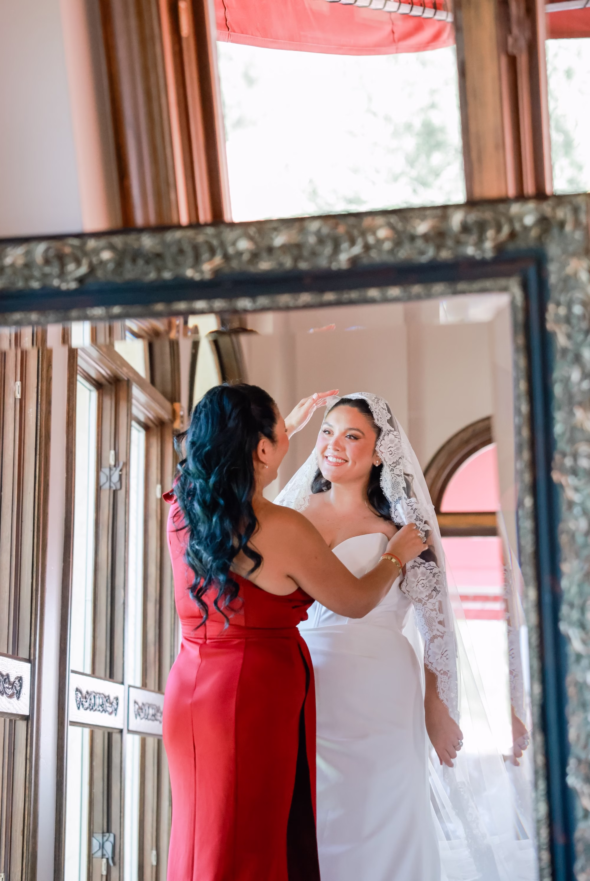 4Classic White Cream and Gold Wedding Ideas - Romantic White and Gold Tampa Wedding | Avila Golf & Country Club Bride Getting Ready Wedding Portrait