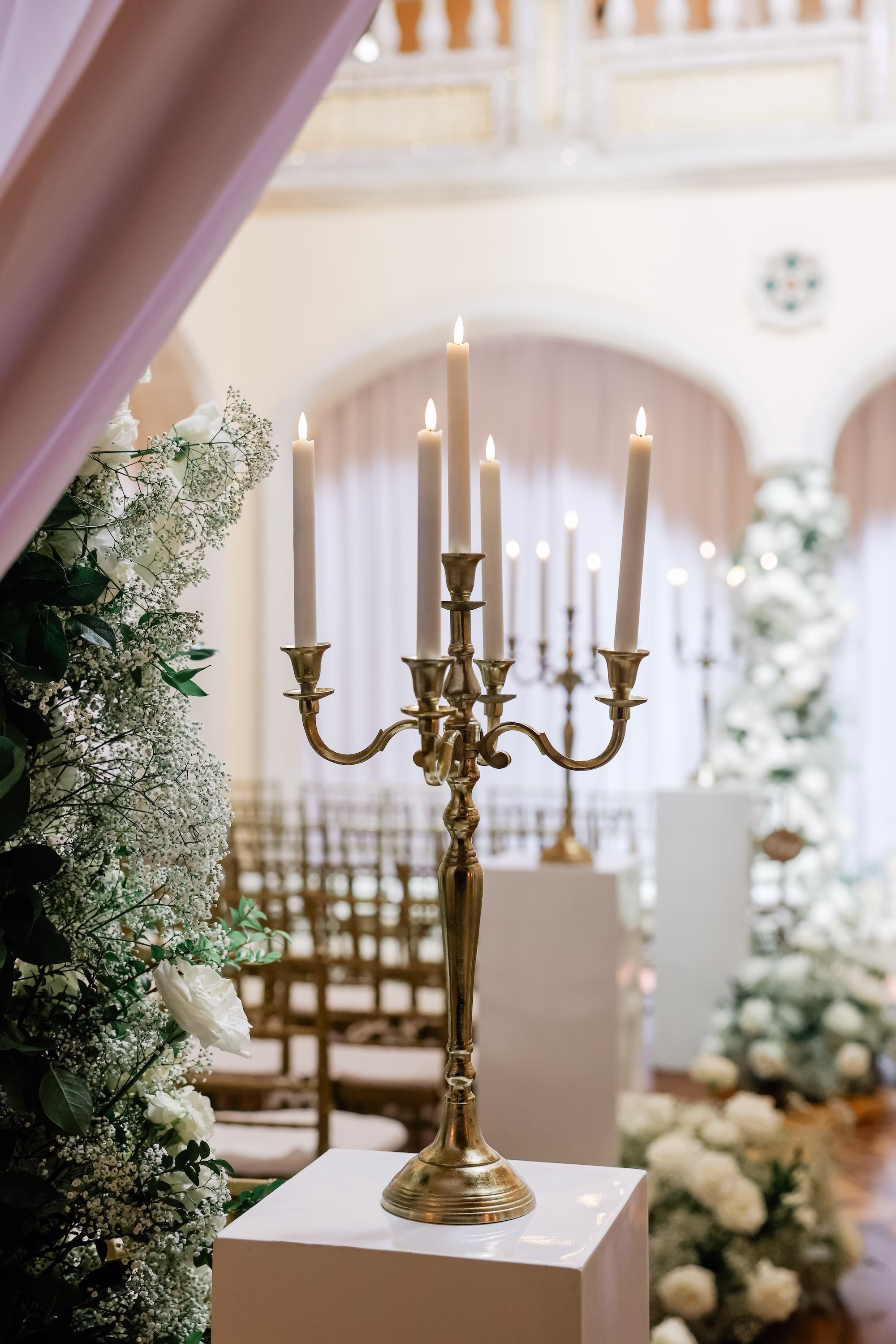 8Classic White Cream and Gold Wedding Ideas - Romantic White and Gold Tampa Wedding | Avila Golf & Country Club Classic White, Cream, and Gold Wedding Ceremony Decor Inspiration