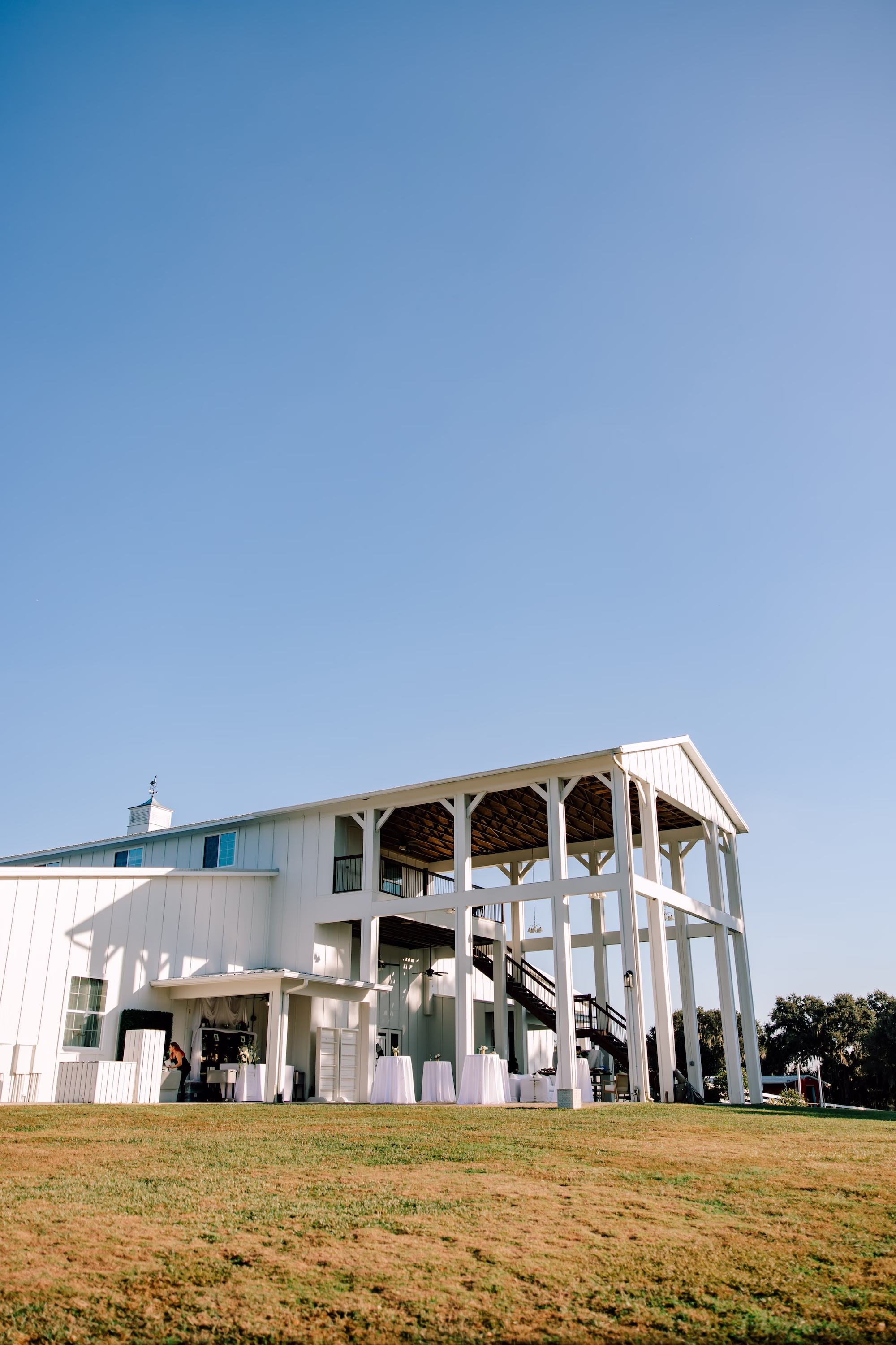 1Luxurious Old Florida Black White and Gold Wedding Inspiration Brooksville Florida Venue The Barn at Covington Farm - Luxurious, Black and White Dade City Wedding | The Barn at Covington Farm Luxurious Old Florida Black, White, and Gold Wedding Inspiration | Brooksville Florida Event Venue The Barn at Covington Farm