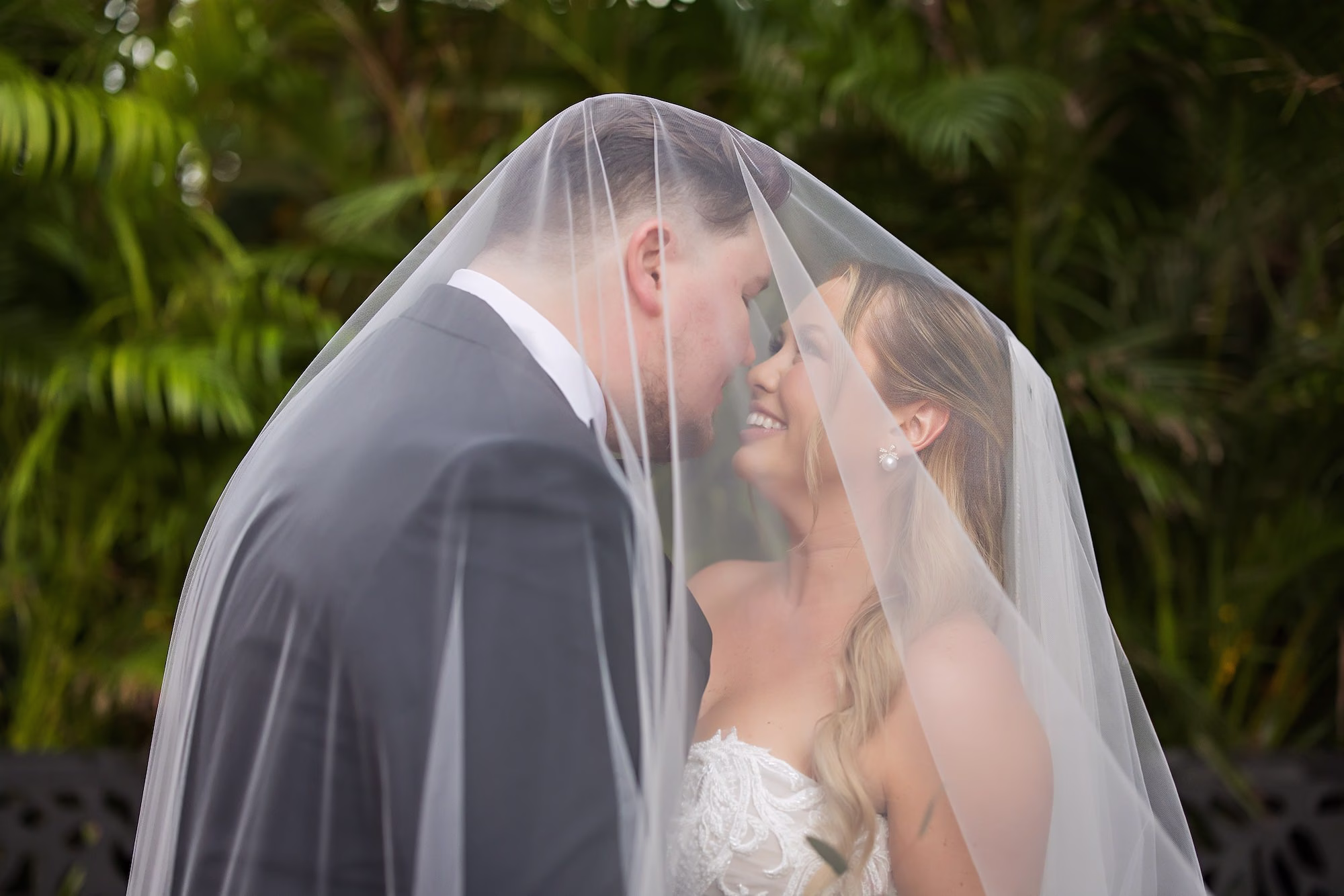18Black White and Green Florida Winter Wedding Ideas