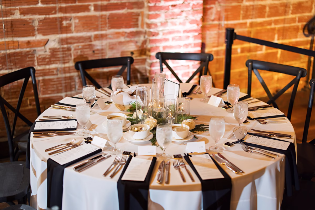 22Black White and Green Florida Winter Wedding Ideas