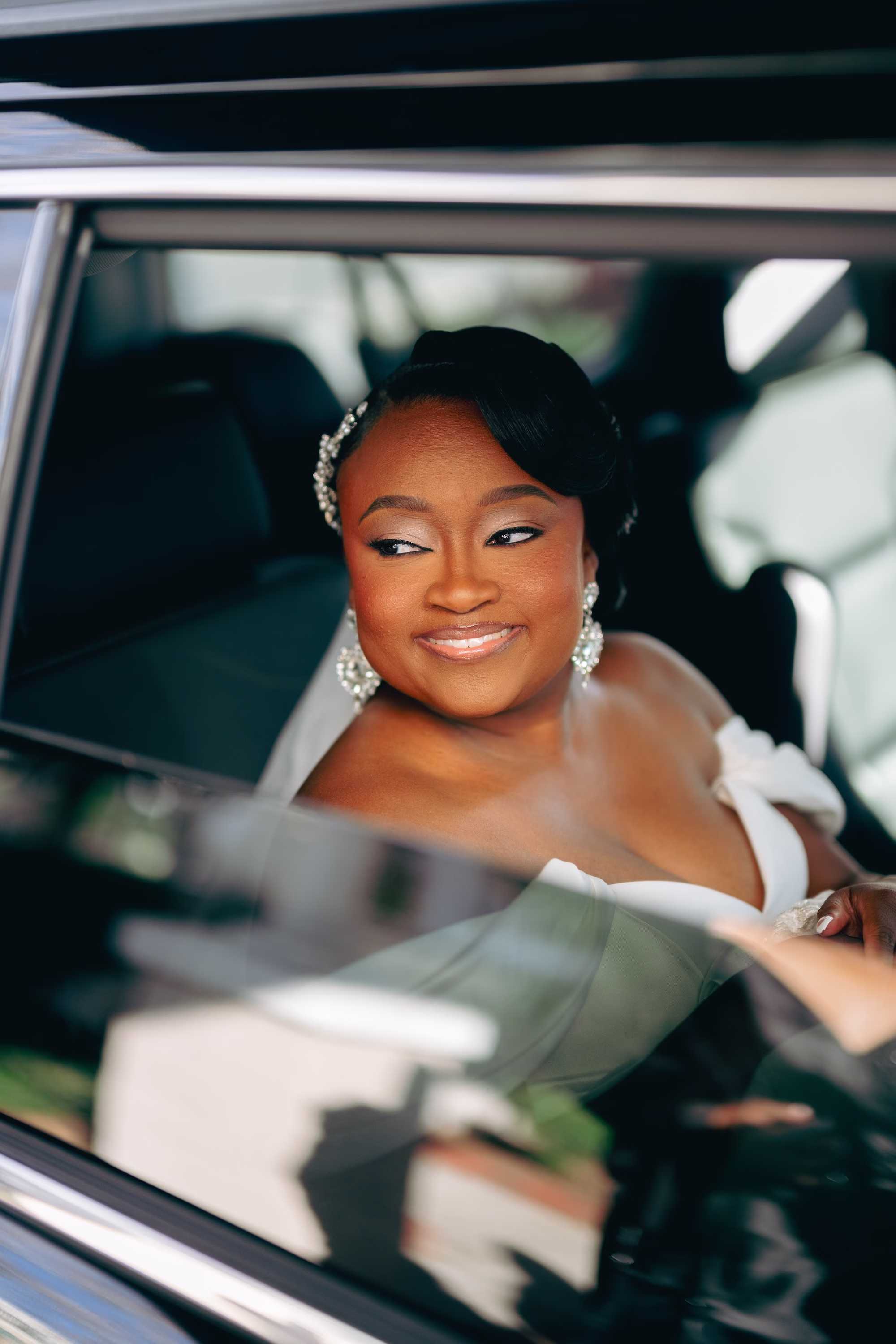 4Bold Pink Red and Burgundy Wedding Ideas - Glamorous, Burgundy Lakeland Wedding | Lake Mirror Amphitheater Bride in Limo Wedding Portrait | Glamorous Sleek Bridal Hair Inspiration