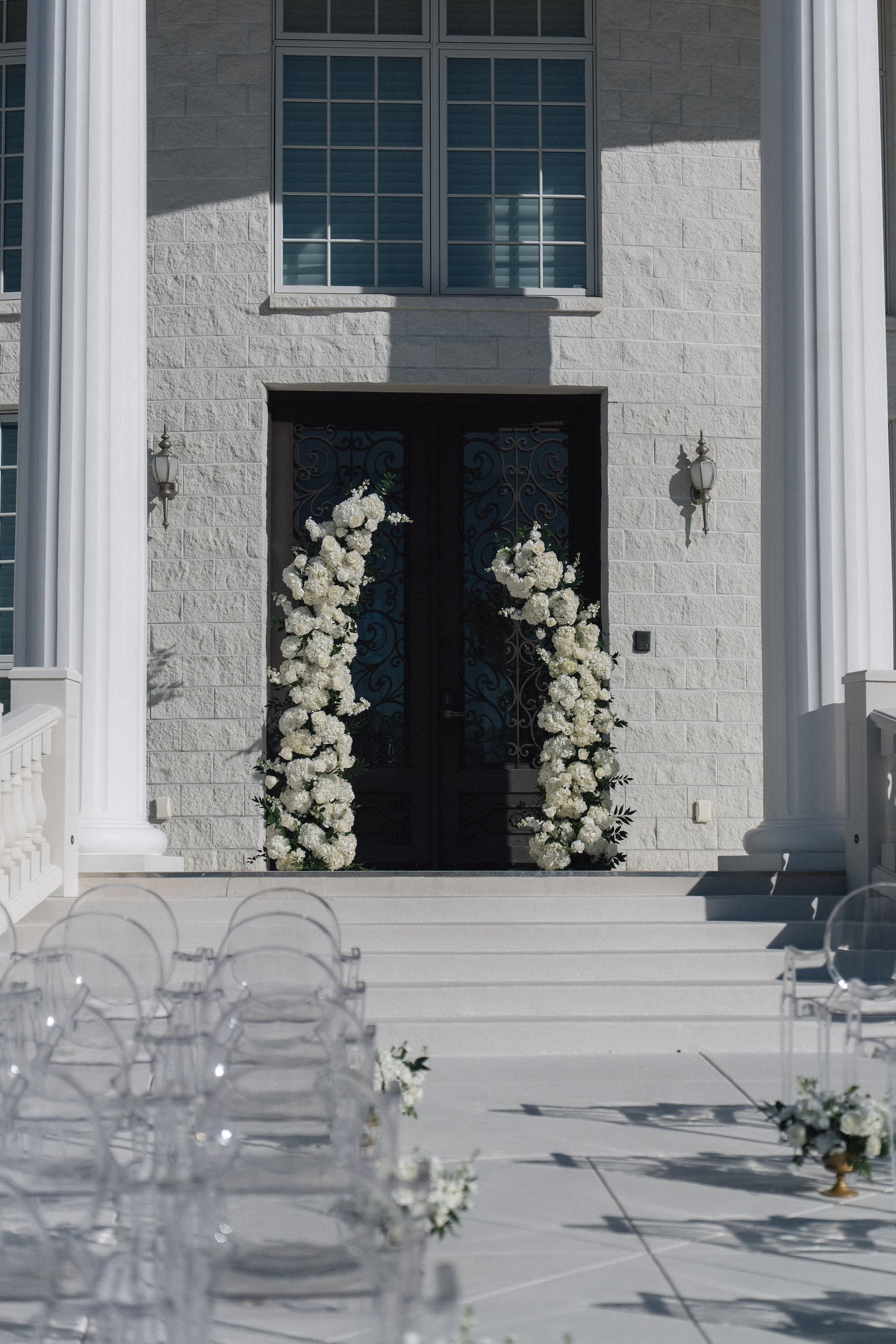 15Timeless Black and Wedding New Years Eve Wedding Ideas - Timeless Black and White Tarpon Springs Wedding | Whitehurst Gallery Intimate Outdoor Black and White Florida New Years Eve Wedding Inspiration | Monochromatic White Florals in Greenery Flower Arrangement Ceremony Decor Ideas | Acrylic Ghost Chairs | Tarpon Springs Event Venue Whitehurst Gallery | Tampa Bay Photographer Amber Yonker Photography