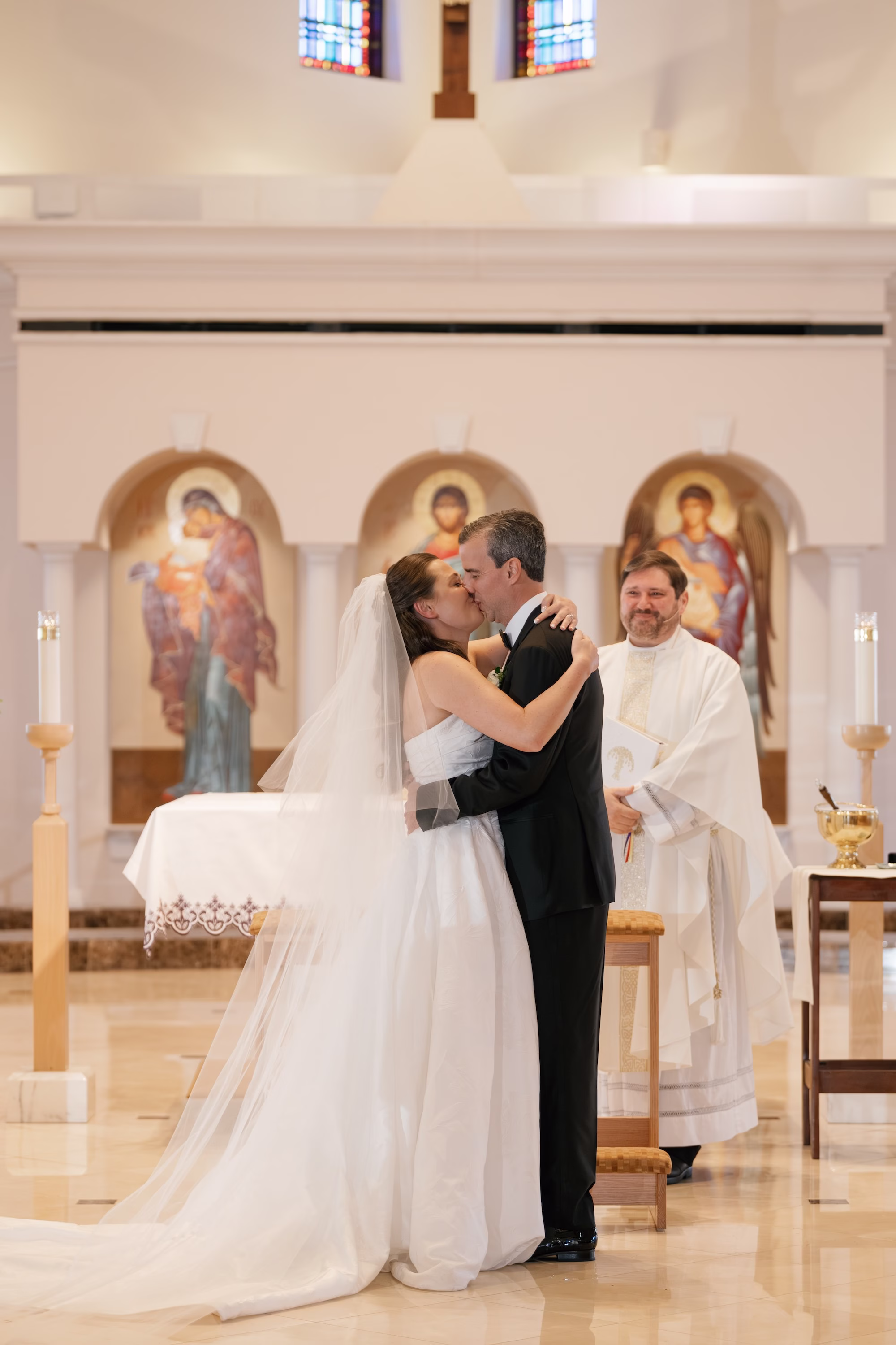 18Tropical Green Florida Wedding Ideas - Tropical, Green Downtown St. Pete Wedding | Poynter Institute Bride and Groom First Kiss Traditional Catholic Church Wedding Ceremony Portrait | St Pete Traditional Wedding Ceremony Venue St. Raphael's Catholic Church | Tampa Bay Photographer Dewitt For Love