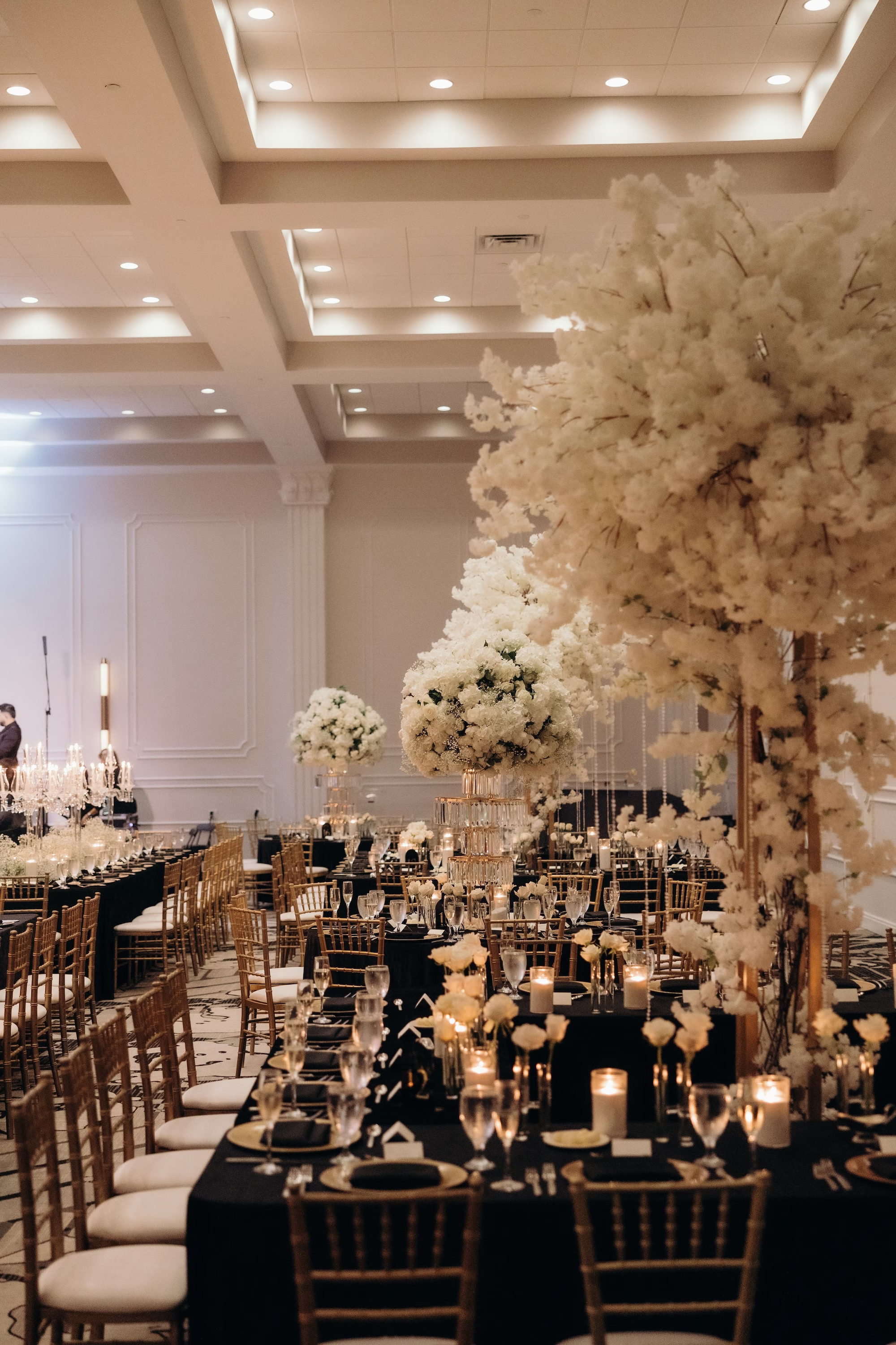 22Vintage Black White and Gold Wedding Inspiration Tampa Venue Hotel Flor
