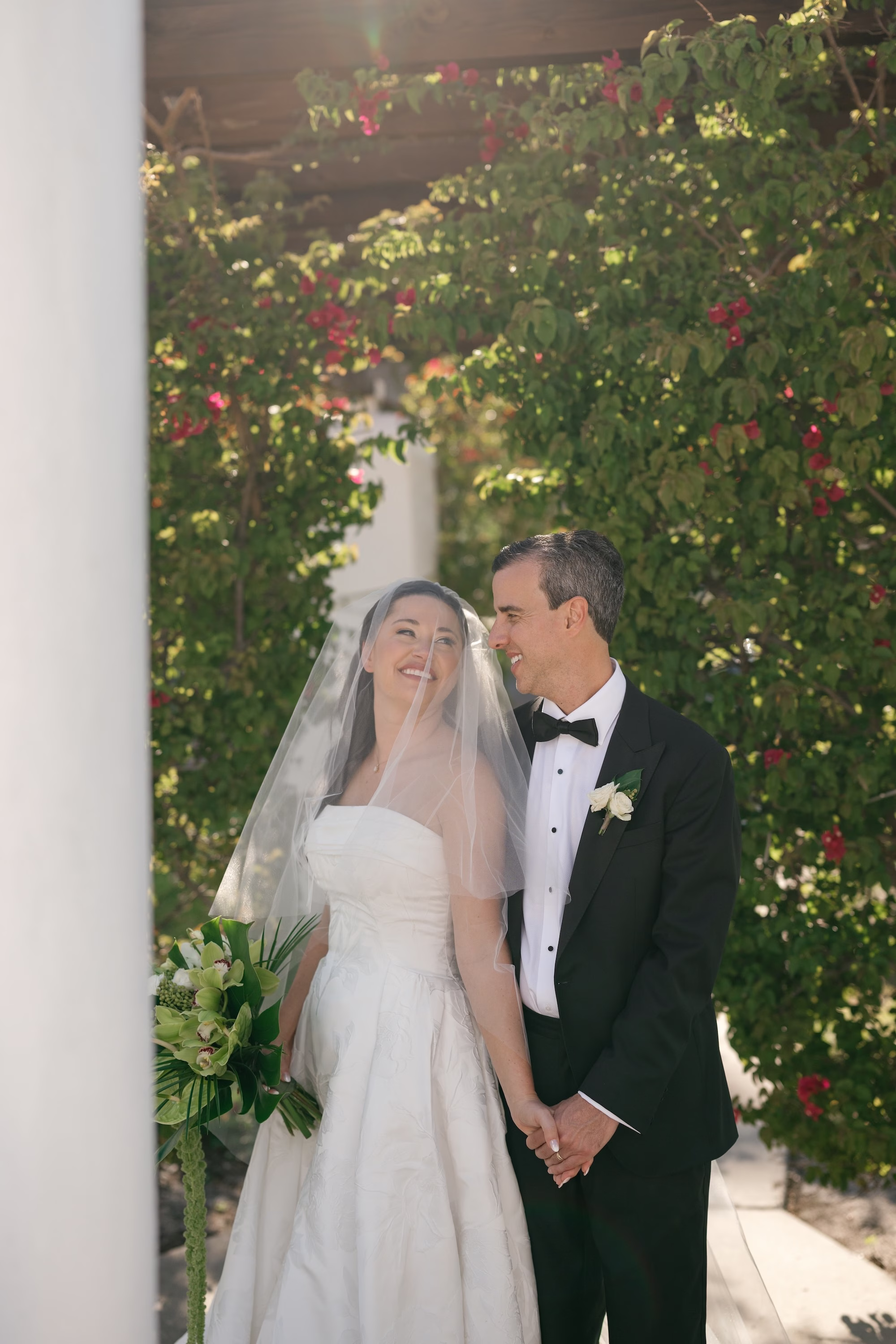 24Tropical Green Florida Wedding Ideas - Tropical, Green Downtown St. Pete Wedding | Poynter Institute Bride and Groom Outdoor Spring Wedding Portrait | Tampa Bay Photographer Dewitt For Love