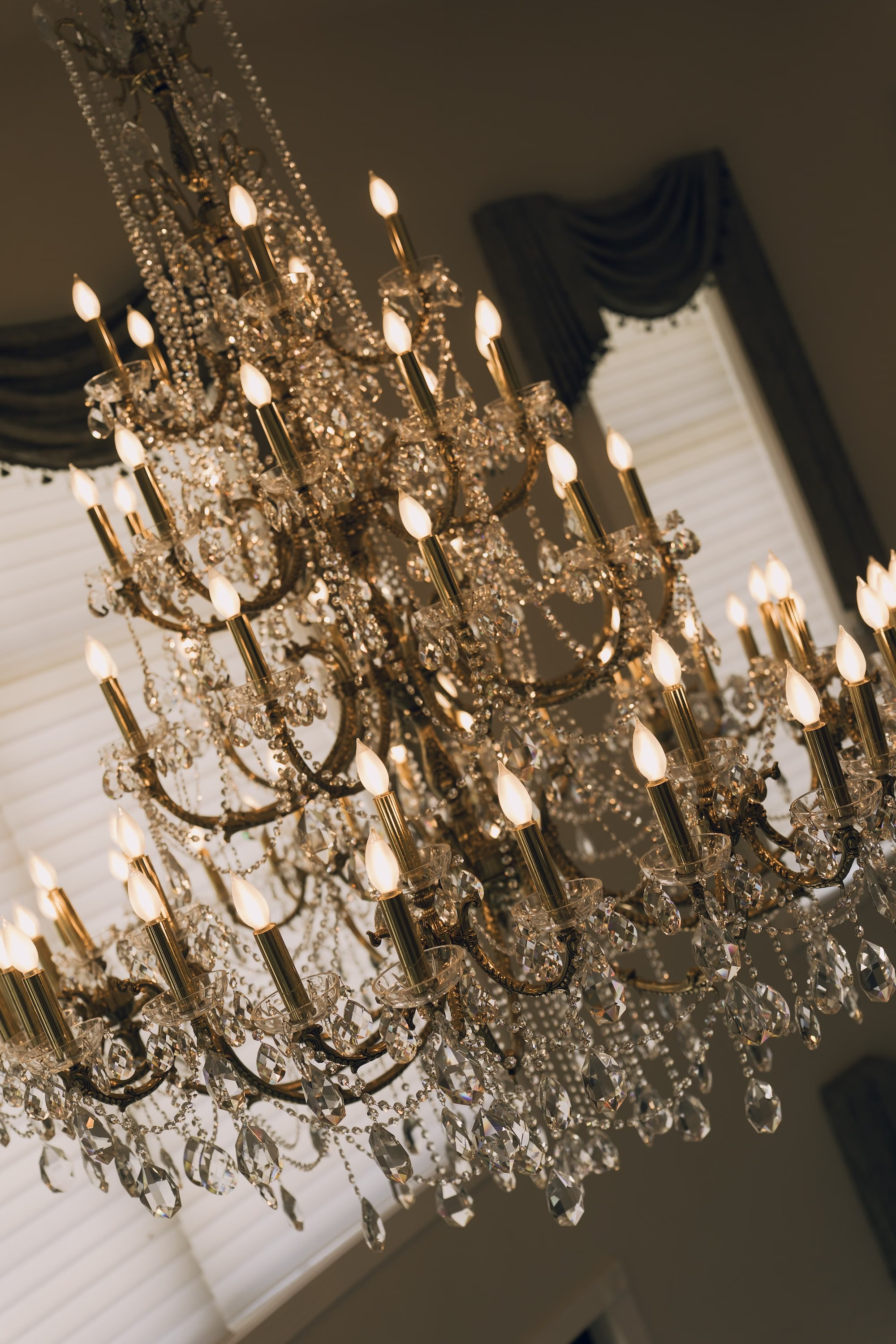 2Timeless Black and Wedding New Years Eve Wedding Ideas Tarpon Springs Venue Whitehurst Gallery - Timeless Black and White Tarpon Springs Wedding | Whitehurst Gallery Intimate Outdoor Black and White Florida New Years Eve Wedding Inspiration | Elegant Crystal Chandelier Tarpon Springs Event Venue Whitehurst Gallery Decor | Tampa Bay Photographer Amber Yonker Photography
