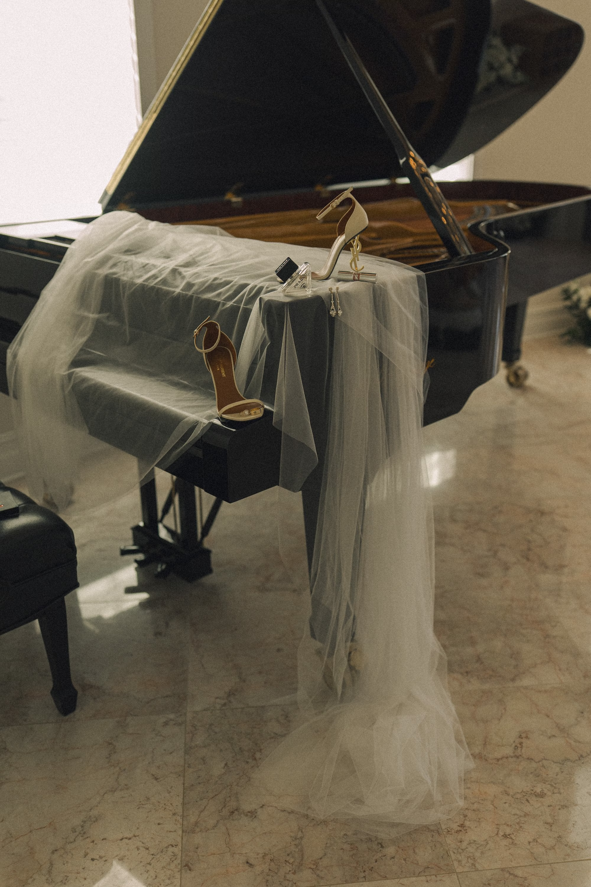 4Timeless Black and Wedding New Years Eve Wedding Ideas - Timeless Black and White Tarpon Springs Wedding | Whitehurst Gallery Bridal Wedding Accessories Ideas | Traditional Cathedral Length Tulle Veil Inspiration | Tampa Bay Photographer Amber Yonker Photography