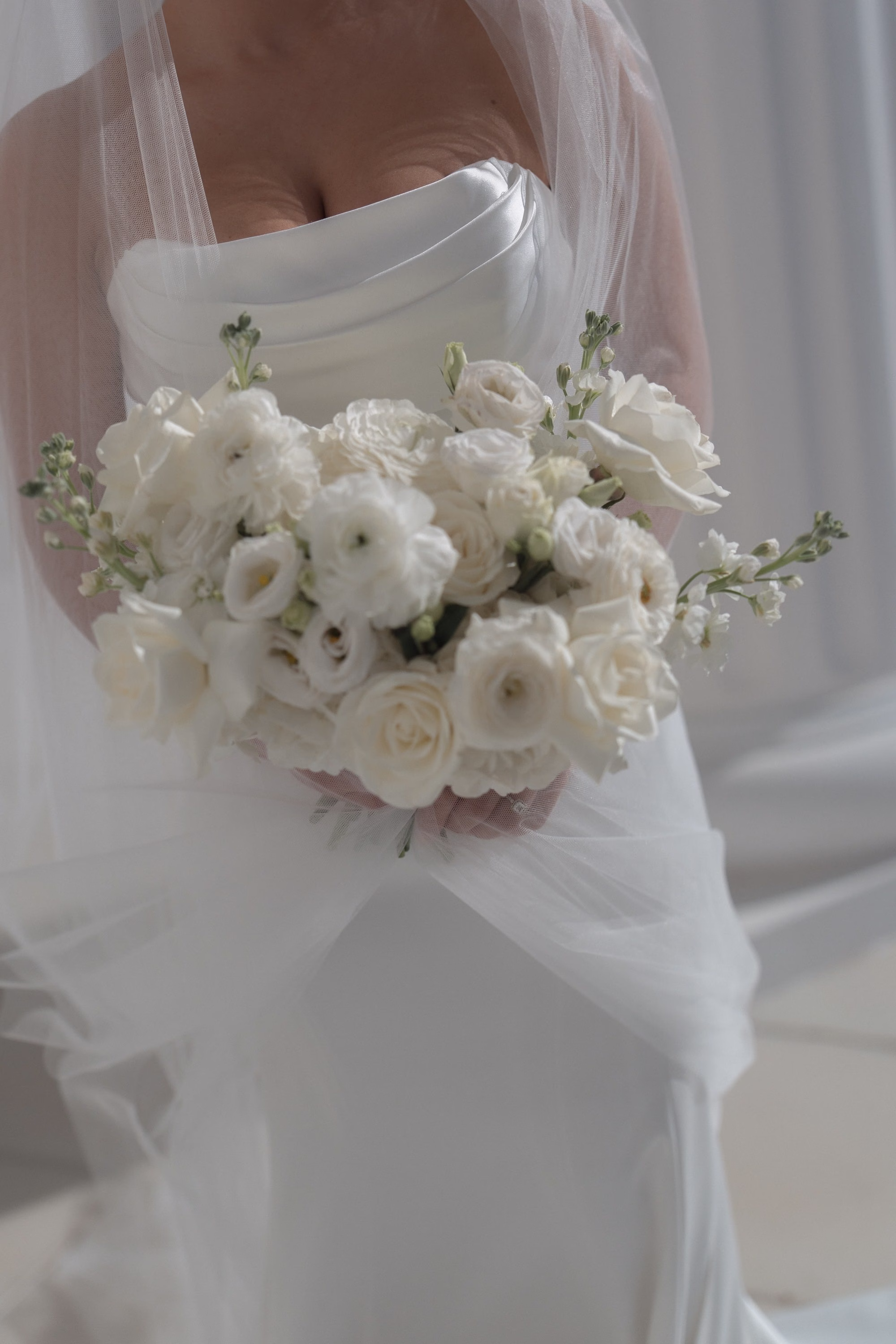 9Timeless Black and Wedding New Years Eve Wedding Ideas - Timeless Black and White Tarpon Springs Wedding | Whitehurst Gallery Monochromatic White Roses Bridal Bouquet Ideas | Tampa Bay Photographer Amber Yonker Photography
