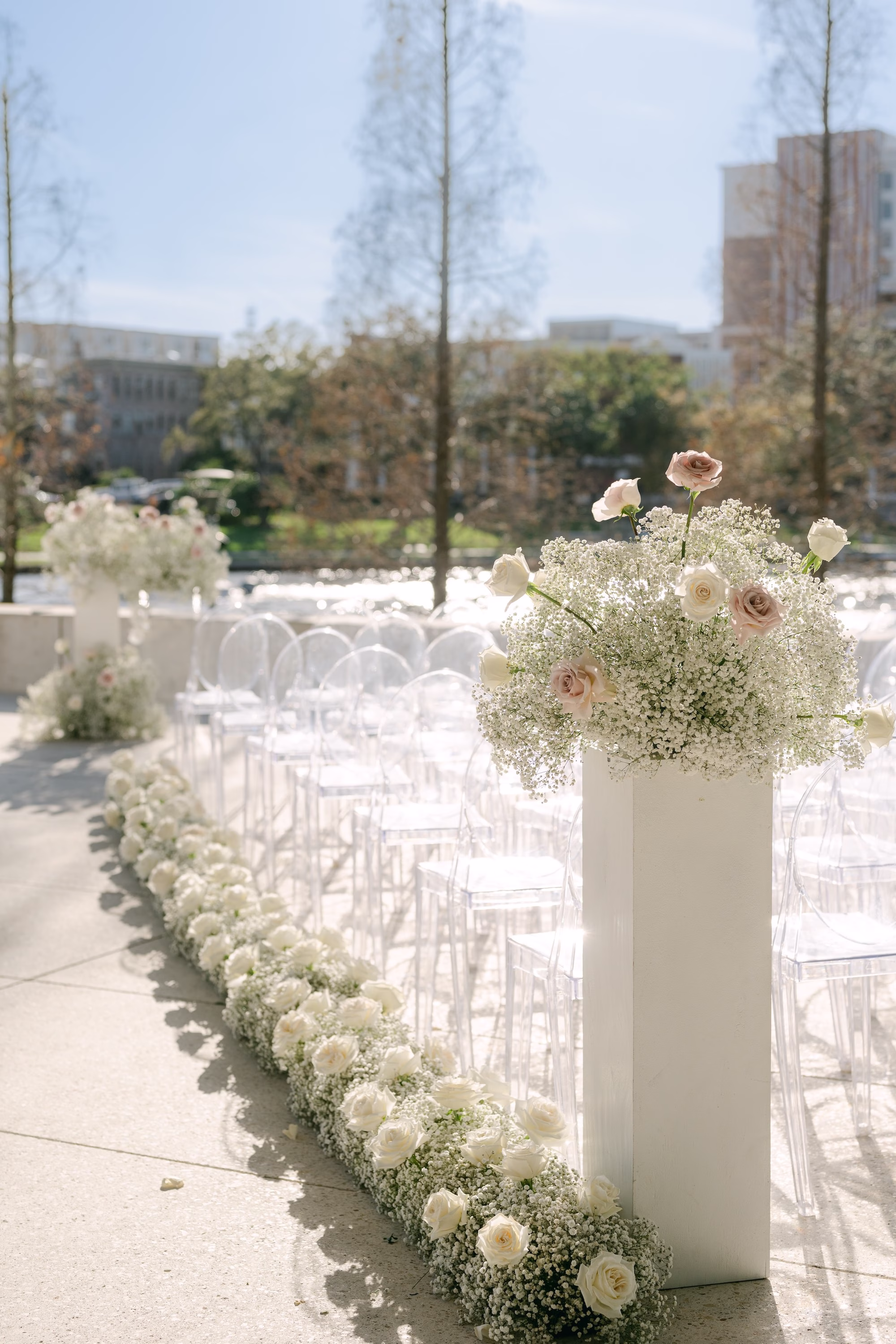 18Timeless Black and White Wedding Inspiration - Modern Black and White Wedding | Tampa Museum of Art Timeless Black and White Wedding Ceremony Decor Ideas | Tampa Bay Florist Save The Date Florida